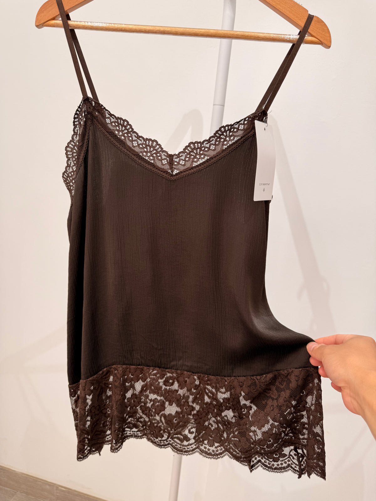 Top satinado lencero con detalles de encaje 80041