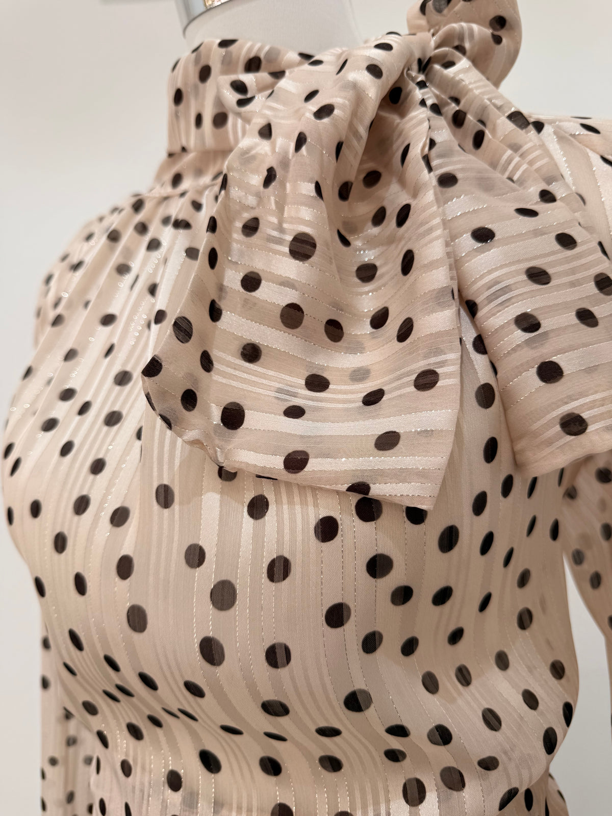 Blusa de gasa con lazada al cuello y estampado de lunares 1785