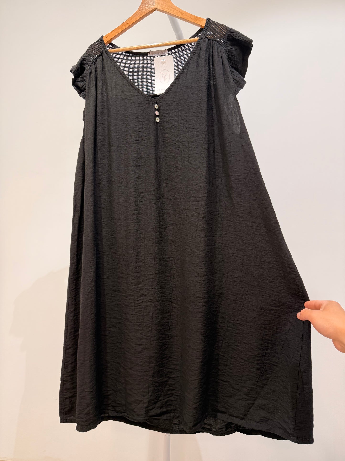 Vestido Midi con Escote en V y Detalle Calado en Espalda
