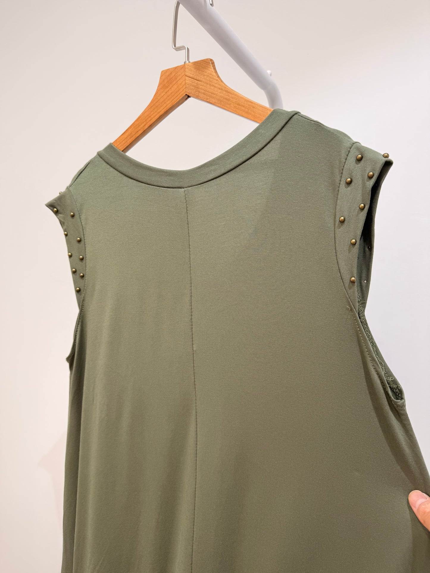 Vestido Corto Evasé con Tachuelas