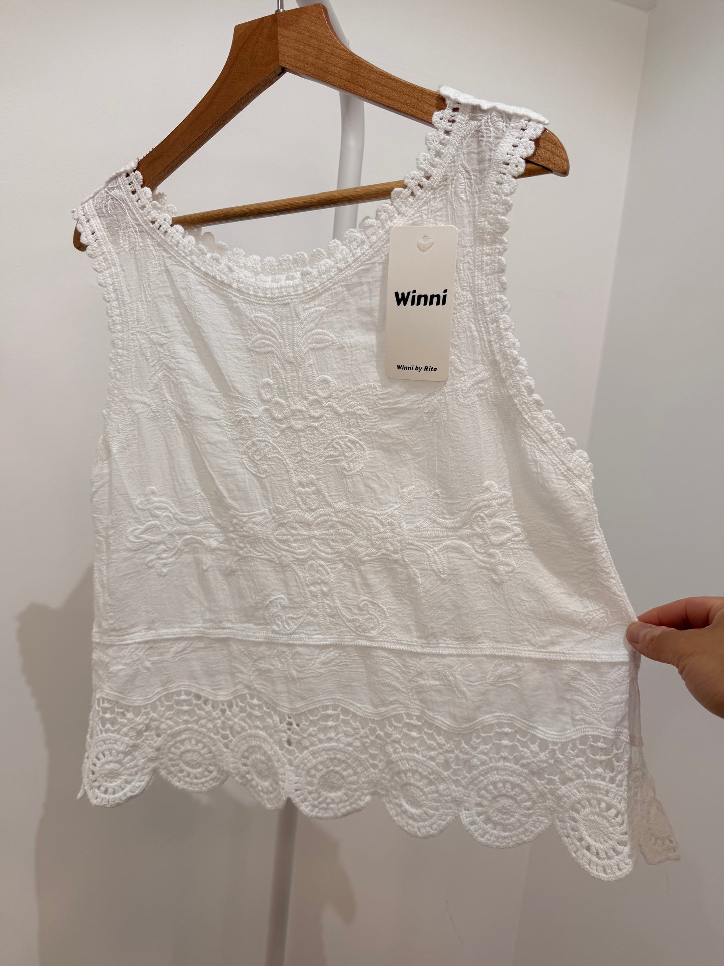 Blusa bordado sin mangas con detalles de encaje y crochet