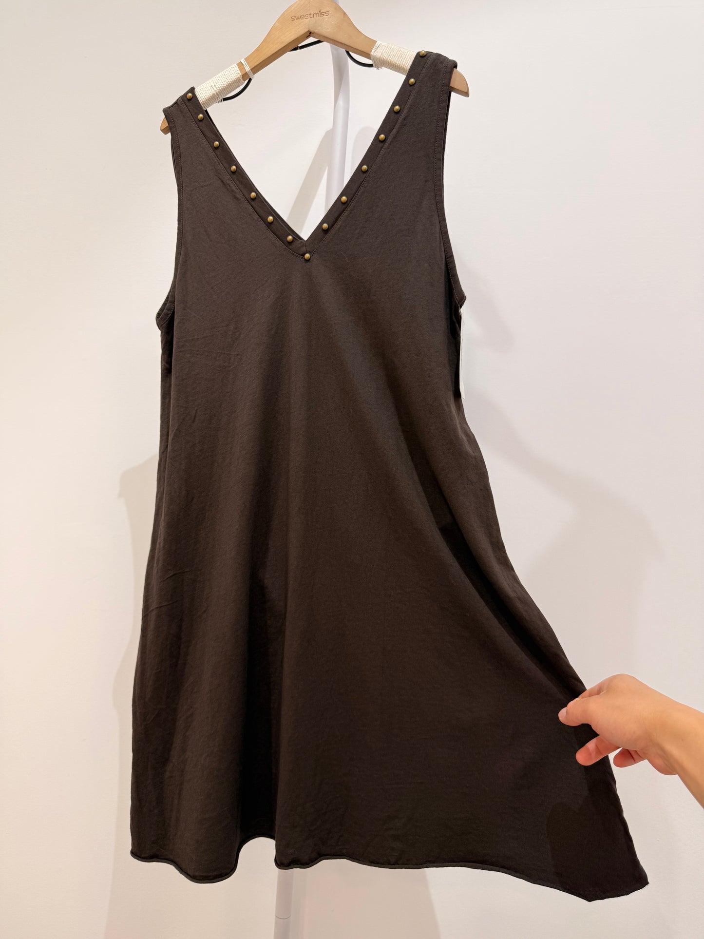 Vestido corto de tirantes con detalles de tachuelas