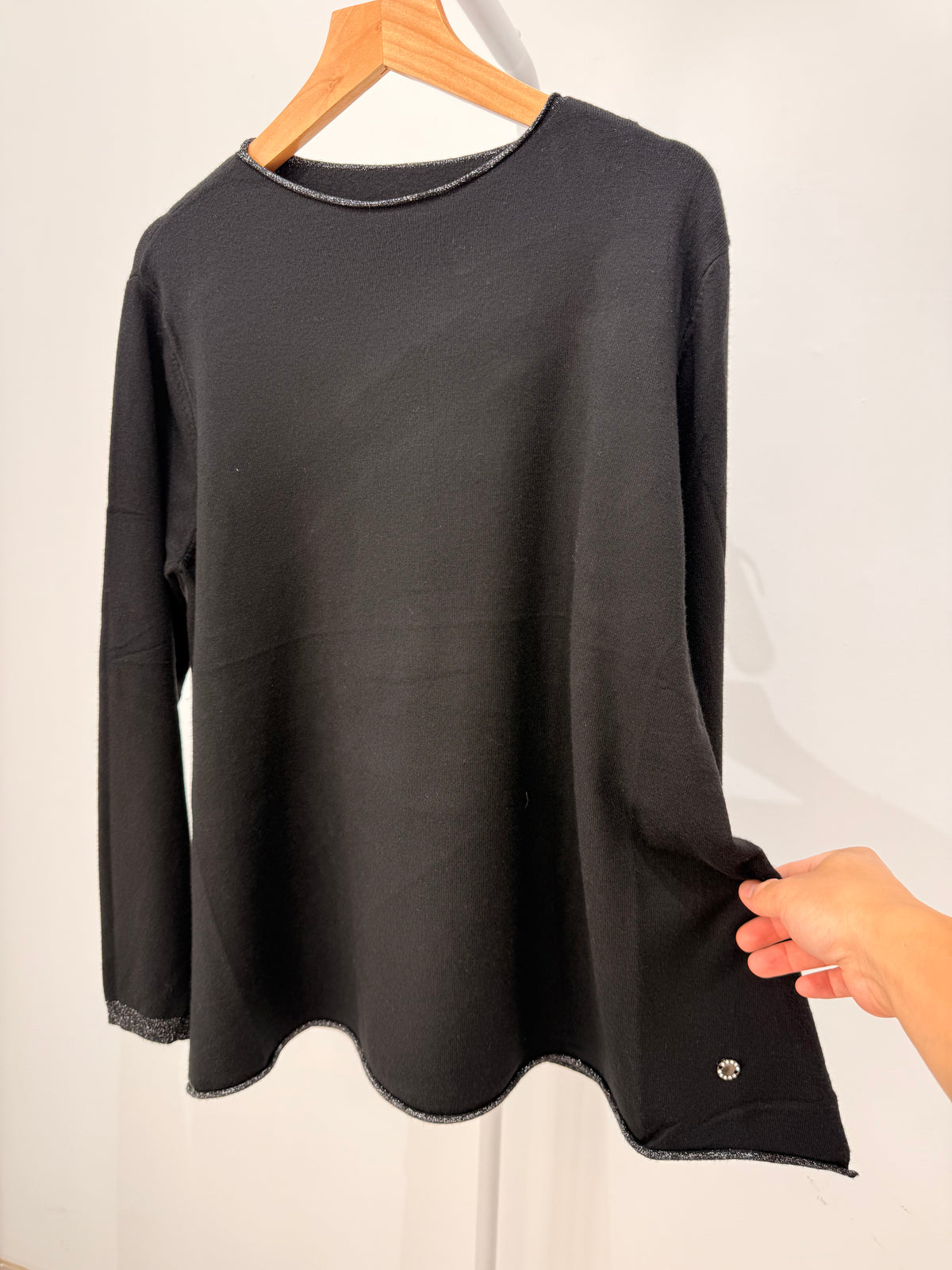 Jersey de punto fino con aberturas laterales y remates de brillo 84473