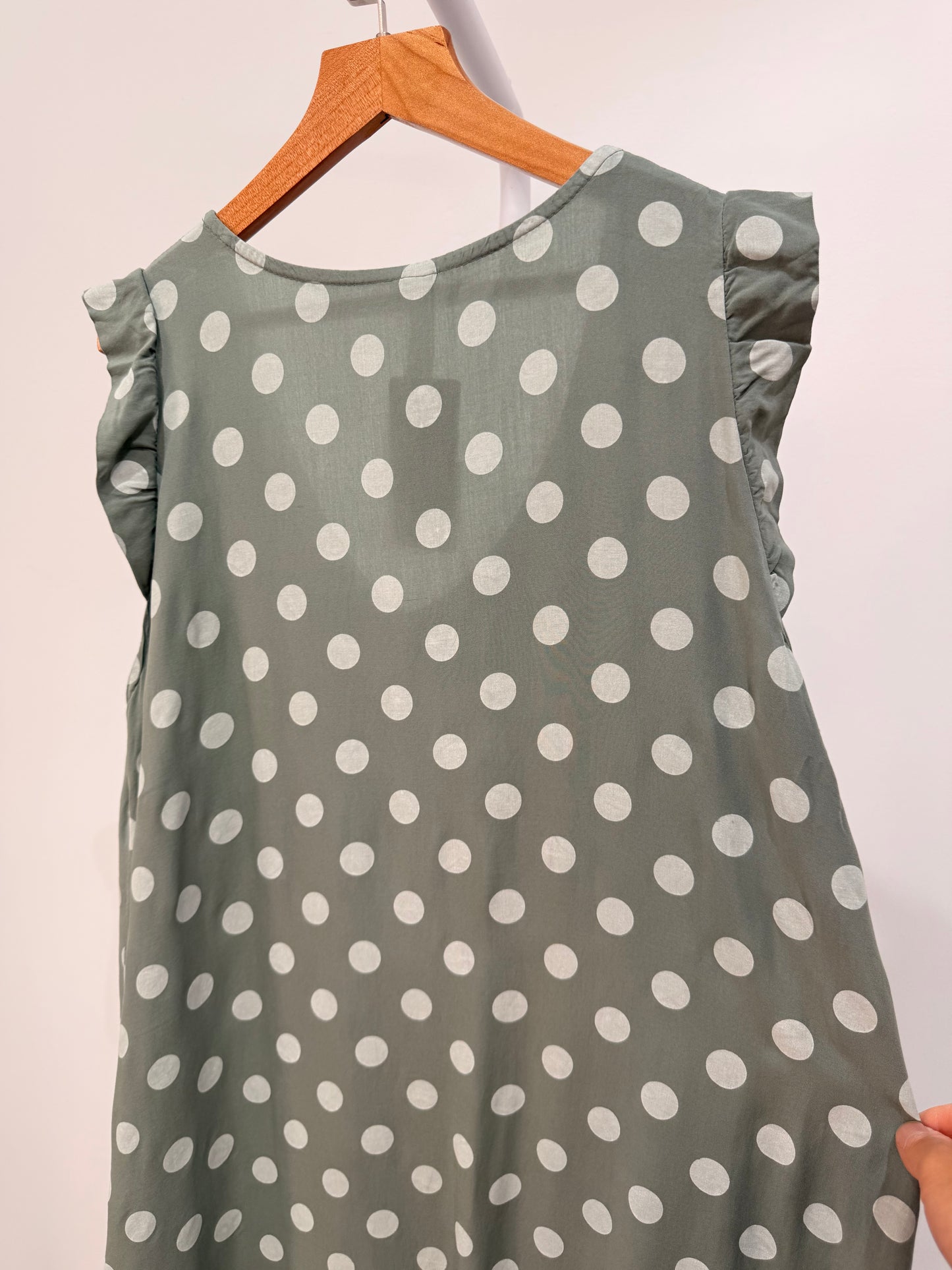 Vestido corto de lunares con volantes