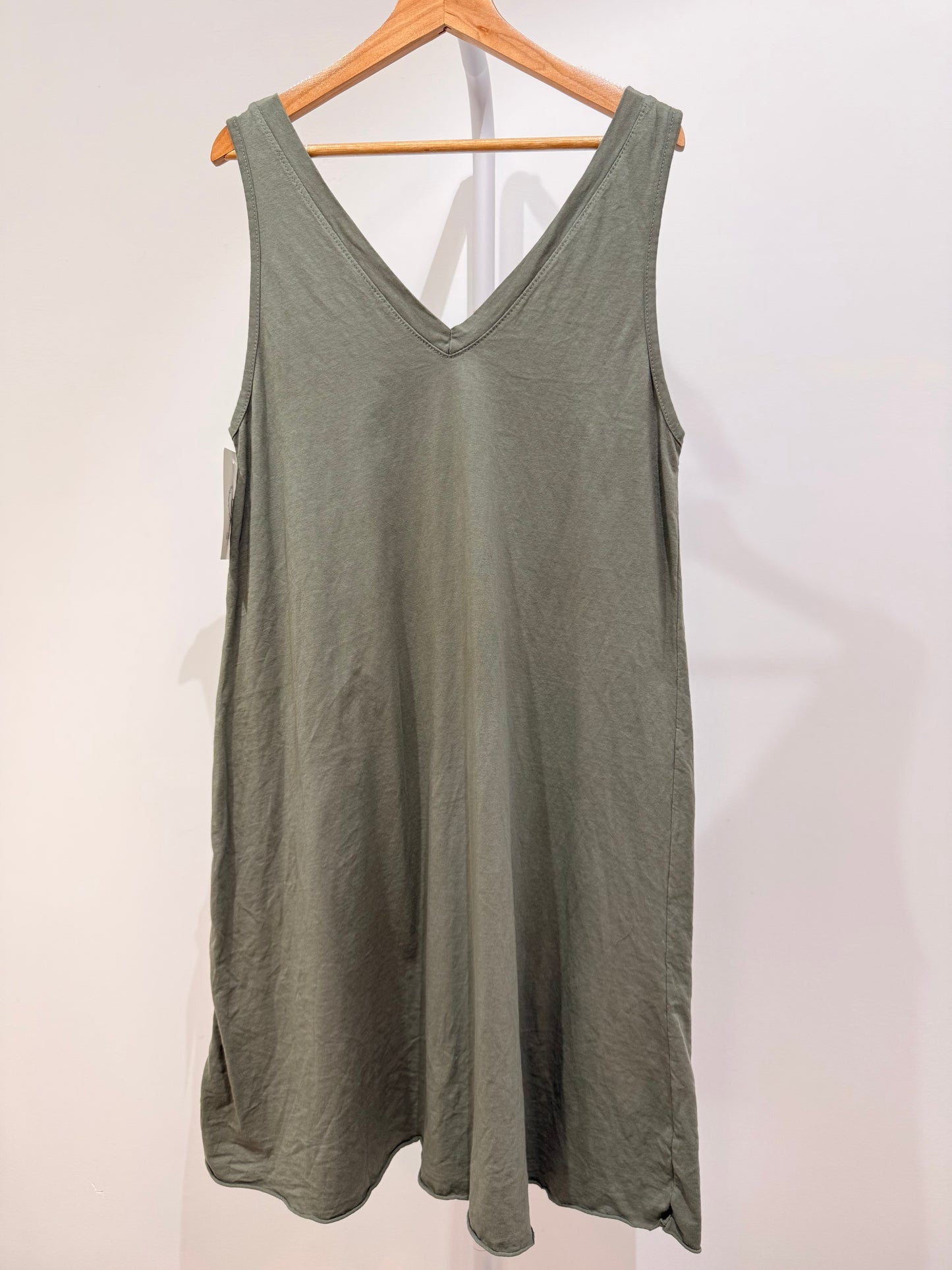 Vestido corto de tirantes con detalles de tachuelas
