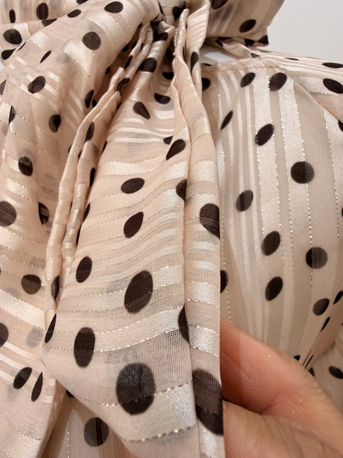 Blusa de gasa con lazada al cuello y estampado de lunares 1785