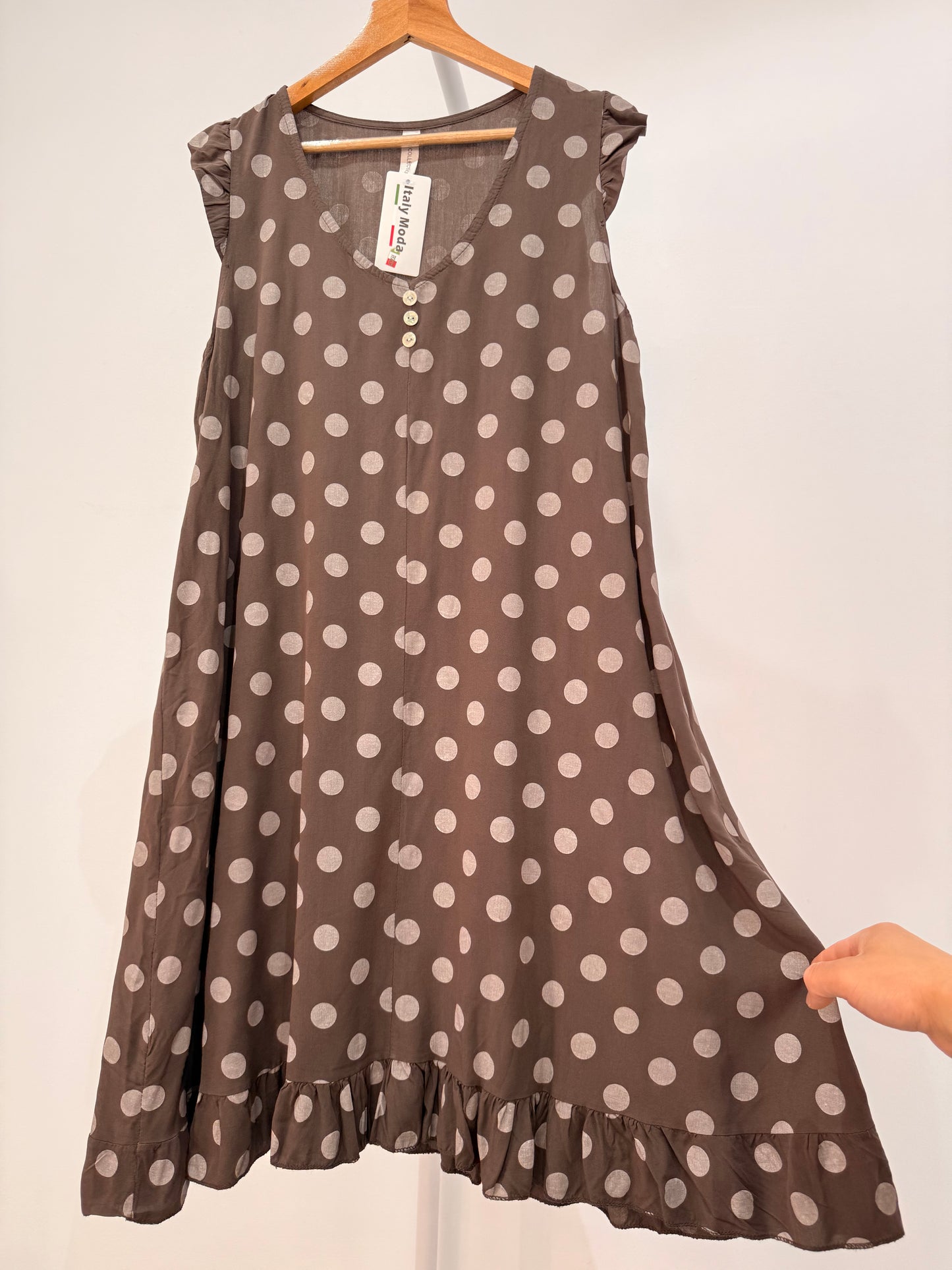 Vestido corto de lunares con volantes