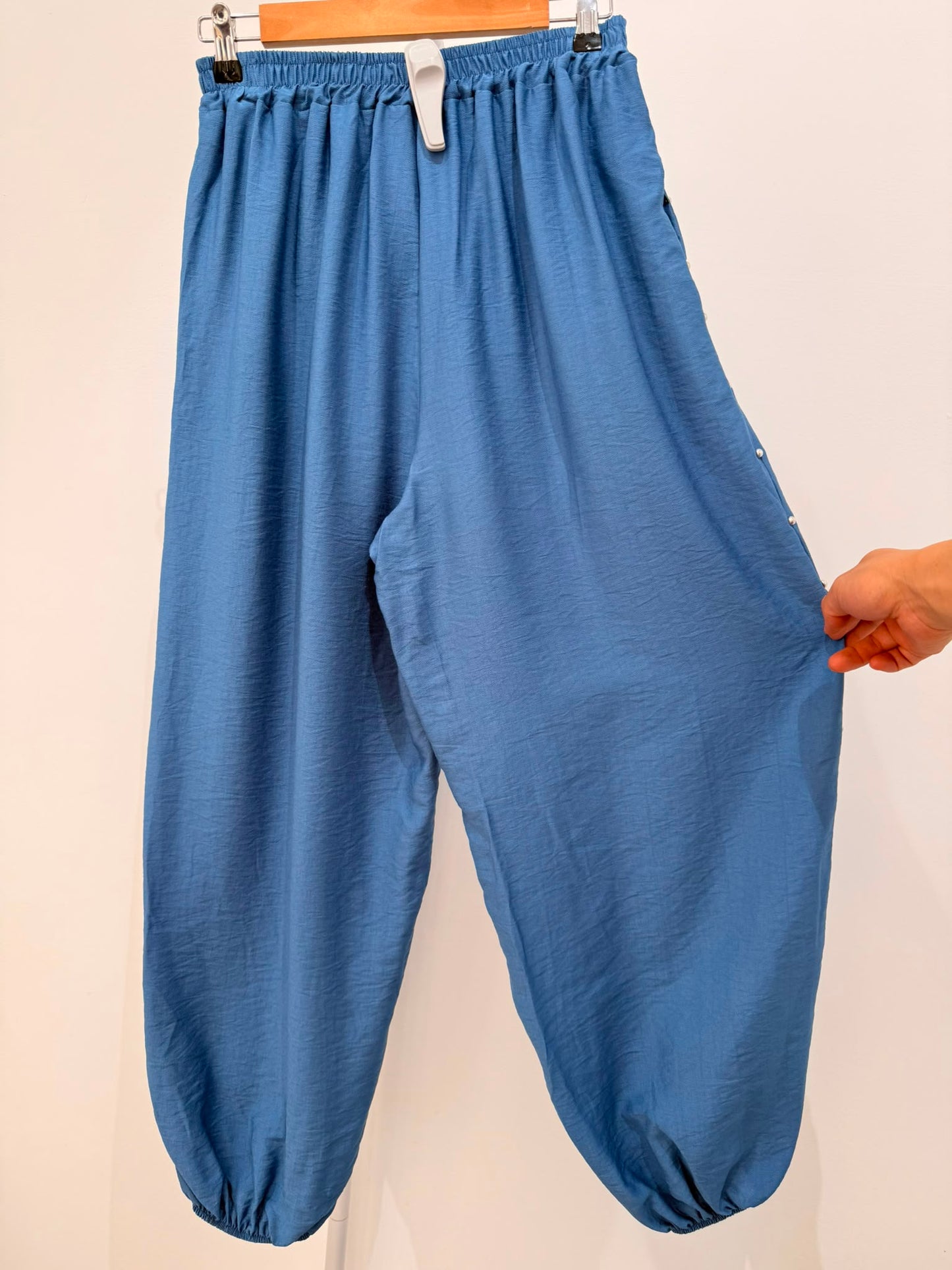 Pantalón bombacho con Tachuelas