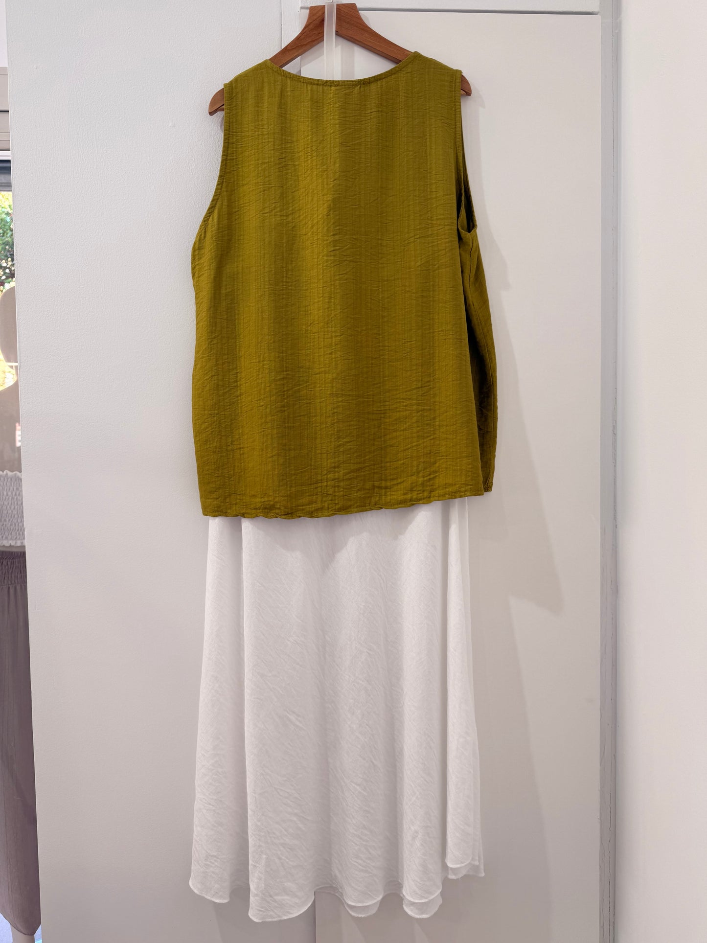 Blusa de Tirantes Anchos con Escote en V 26365