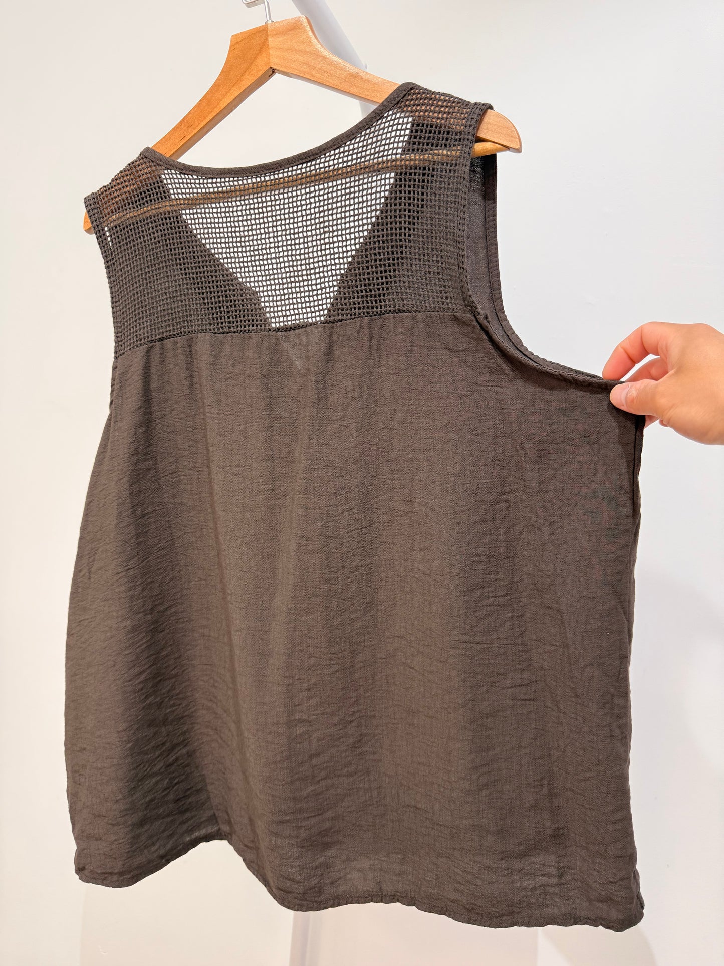 Blusa con Botones de Madera y Espalda Calada