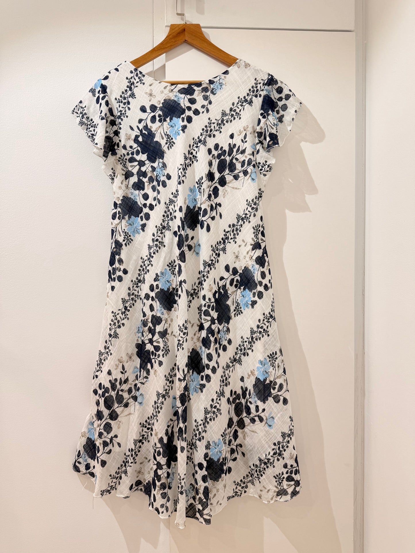 Vestido midi estampado floral con manga de volantes 5452