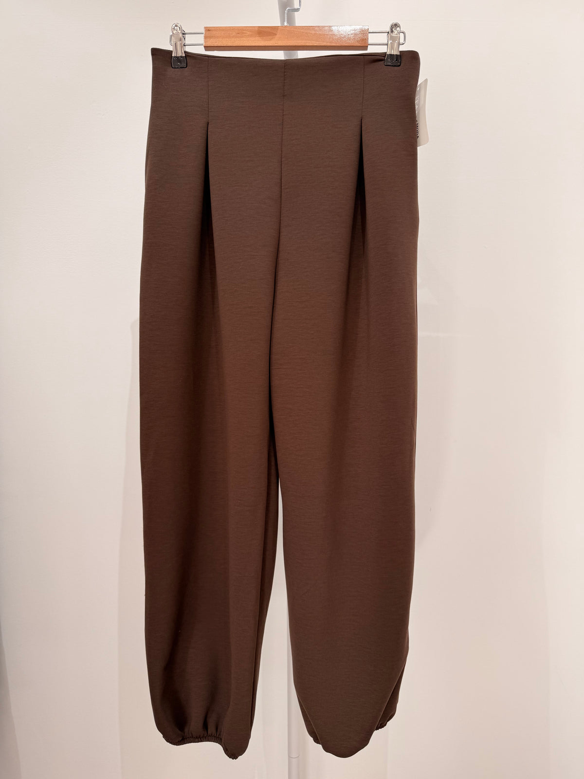 Pantalón abombado de talle alto con pinzas 2014