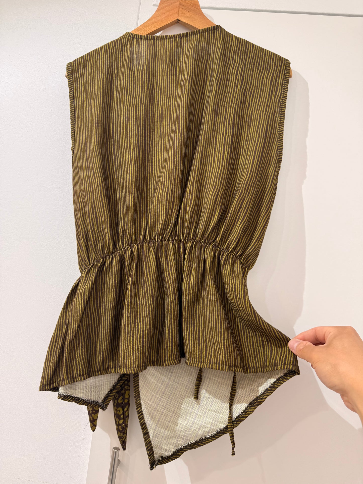 Conjunto de 2 piezas: Chaleco cruzado ajustable y Pantalón palazzo texturizado de rayas 125054