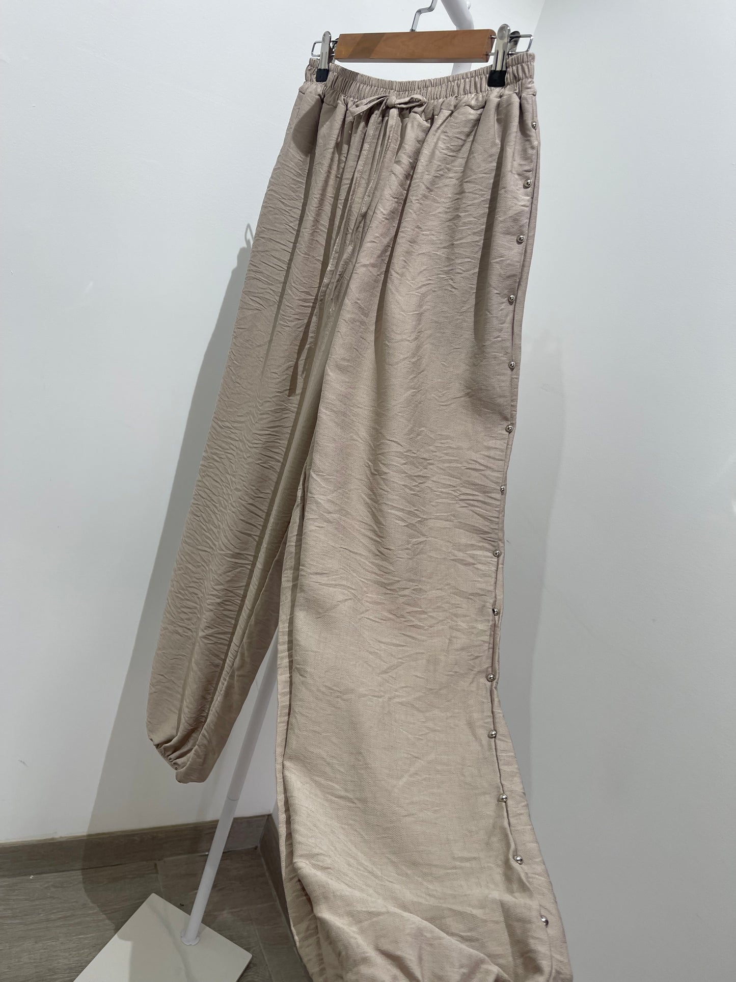 Pantalón bombacho con Tachuelas