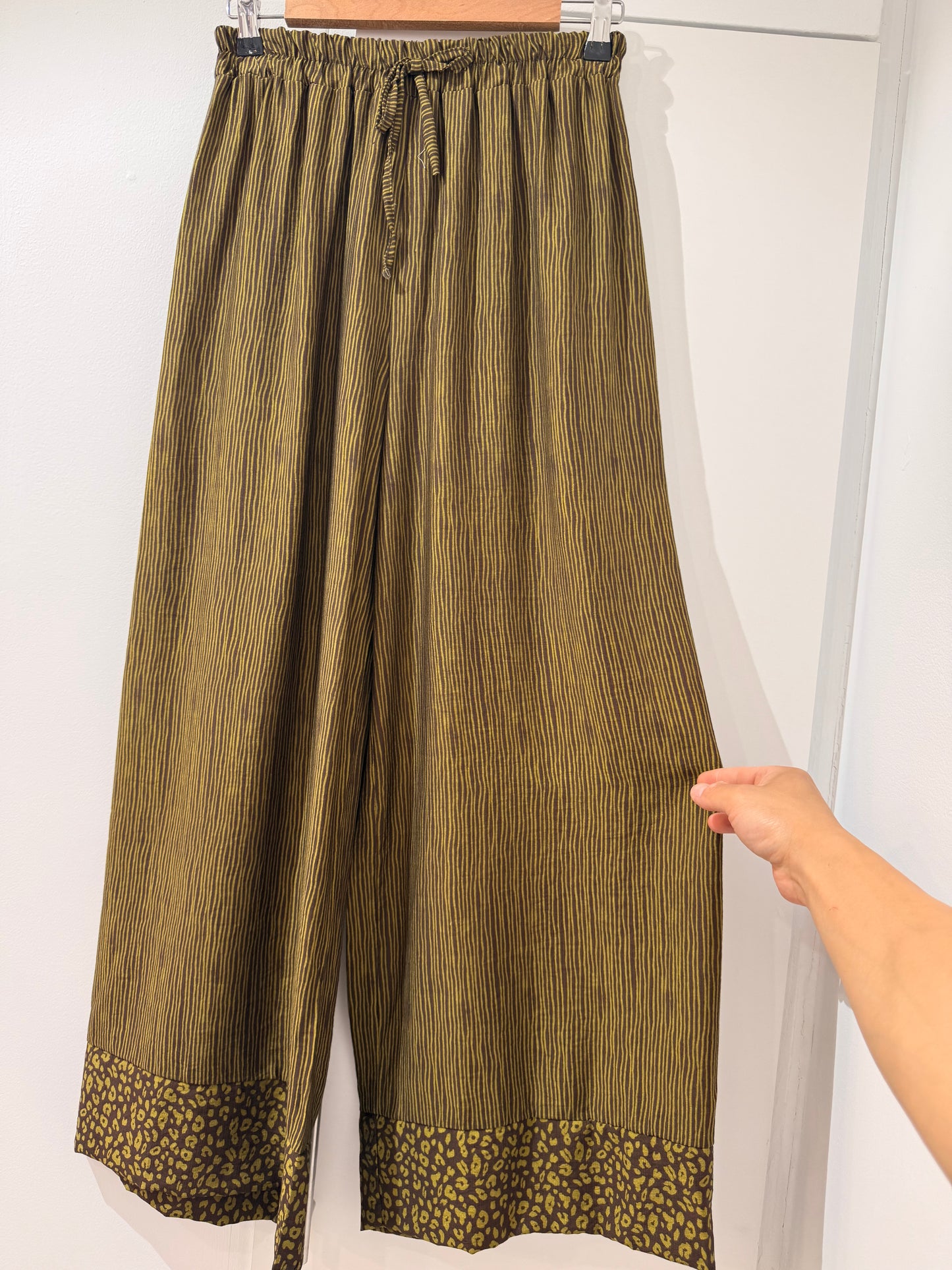 Conjunto de 2 piezas: Chaleco cruzado ajustable y Pantalón palazzo texturizado de rayas 125054