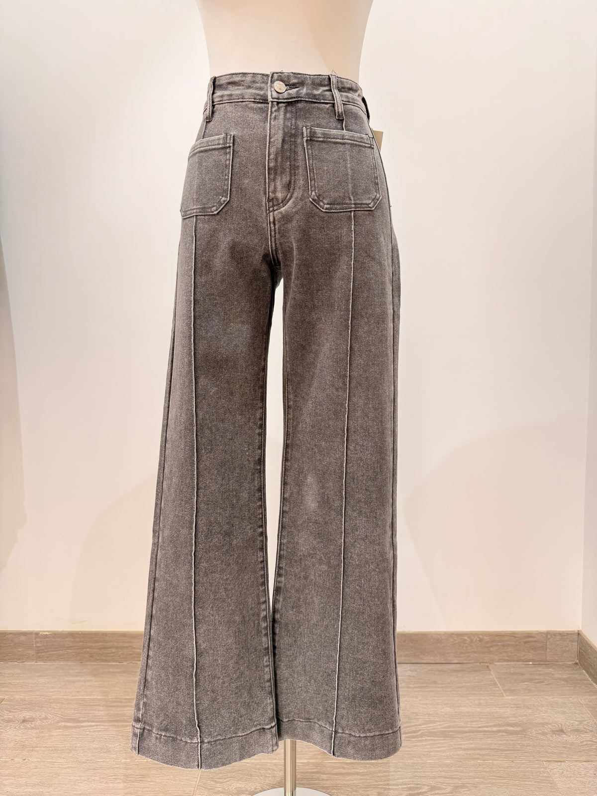 Pantalón Vaquero Gris Pata Ancha Bolsillos Delanteros y Costura Central 50387