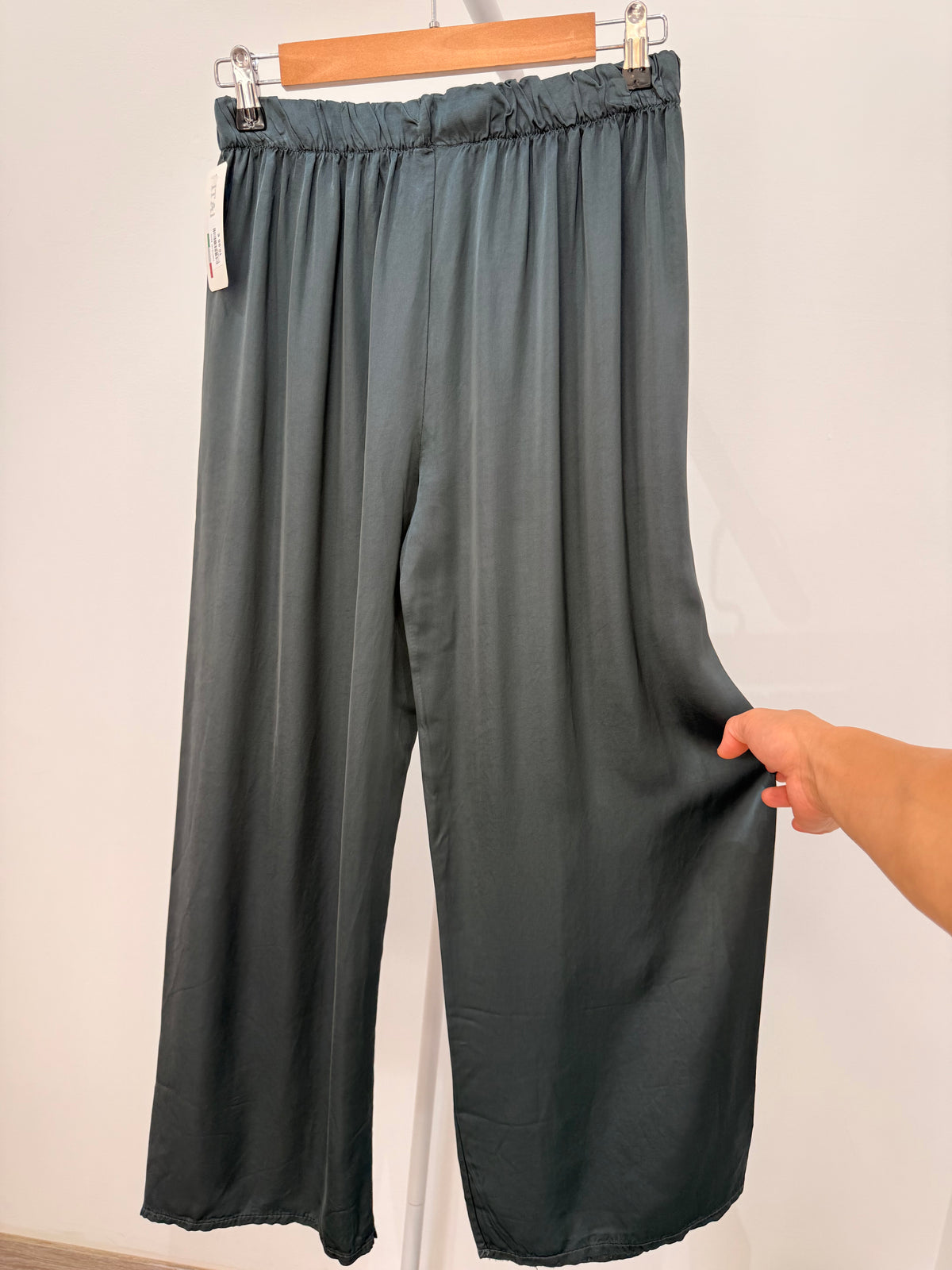 Pantalón satinado pernera ancha con cintura elástica 13856