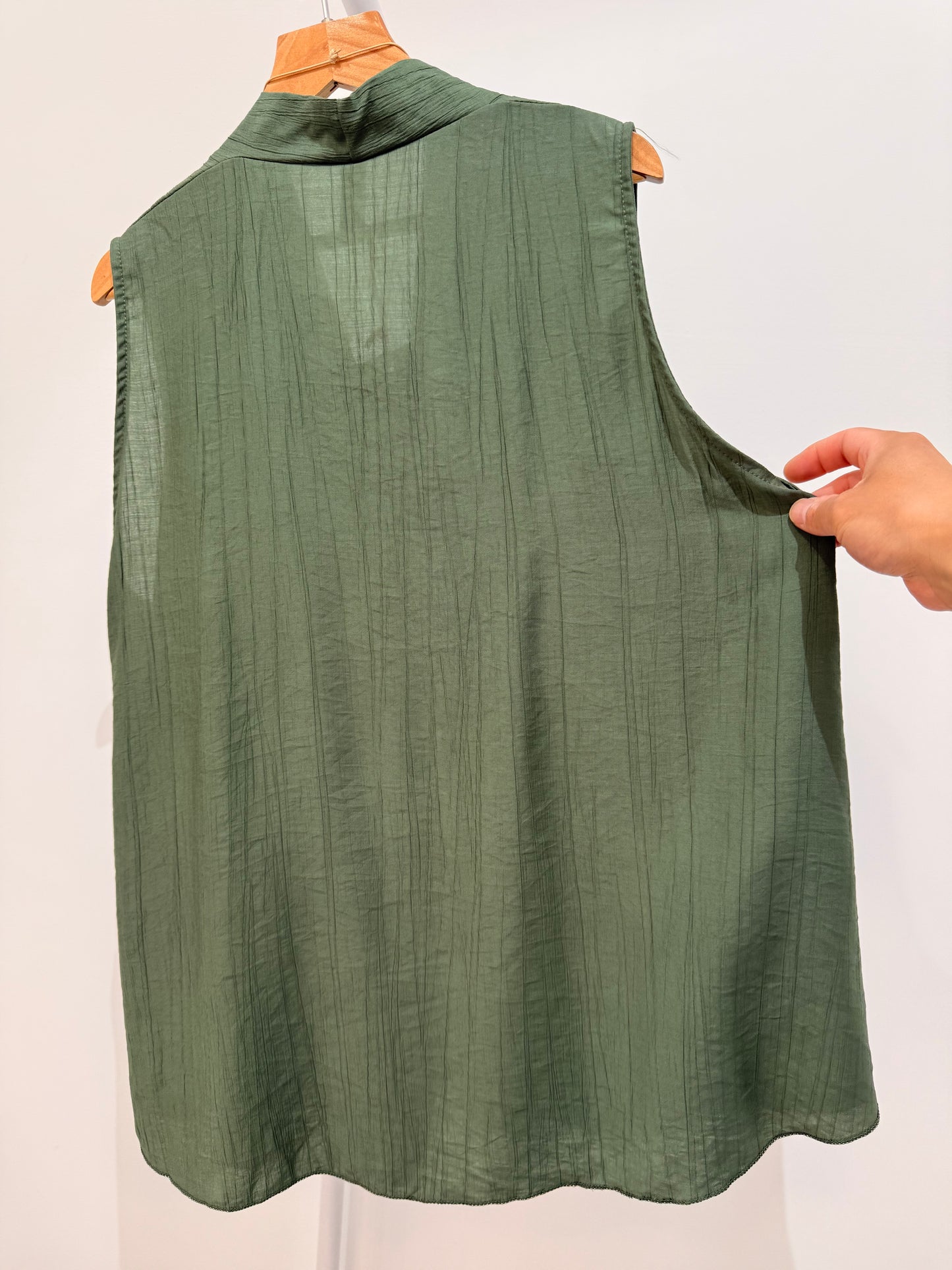 Blusa sin mangas con escote en V 26183
