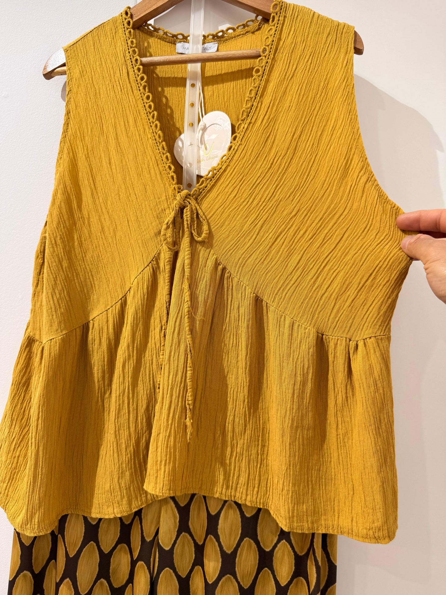 Blusa fluido de tirantes con escote en V 11932