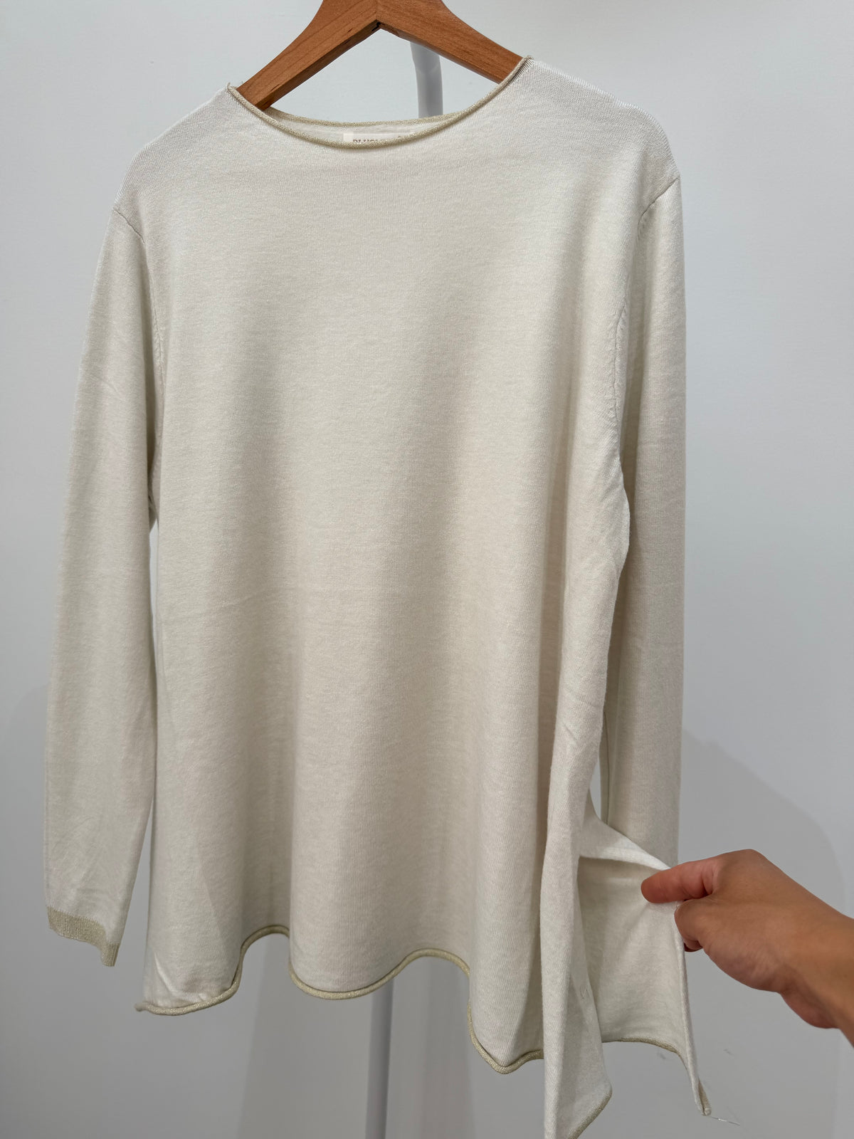 Jersey de punto fino con aberturas laterales y remates de brillo 84473