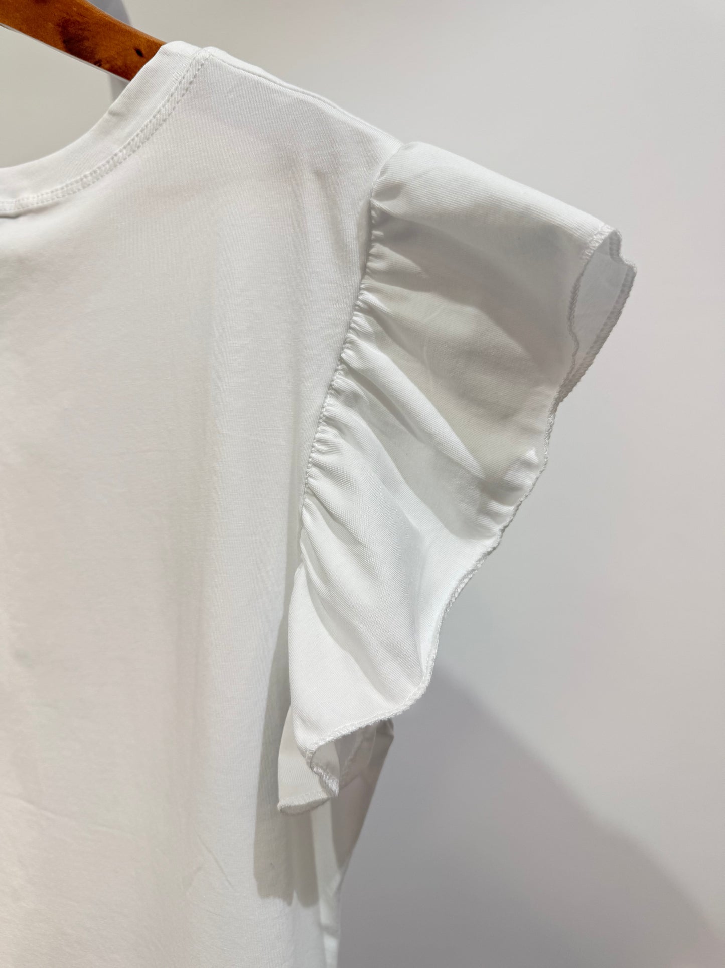 Camiseta Blanca con Volantes en Mangas