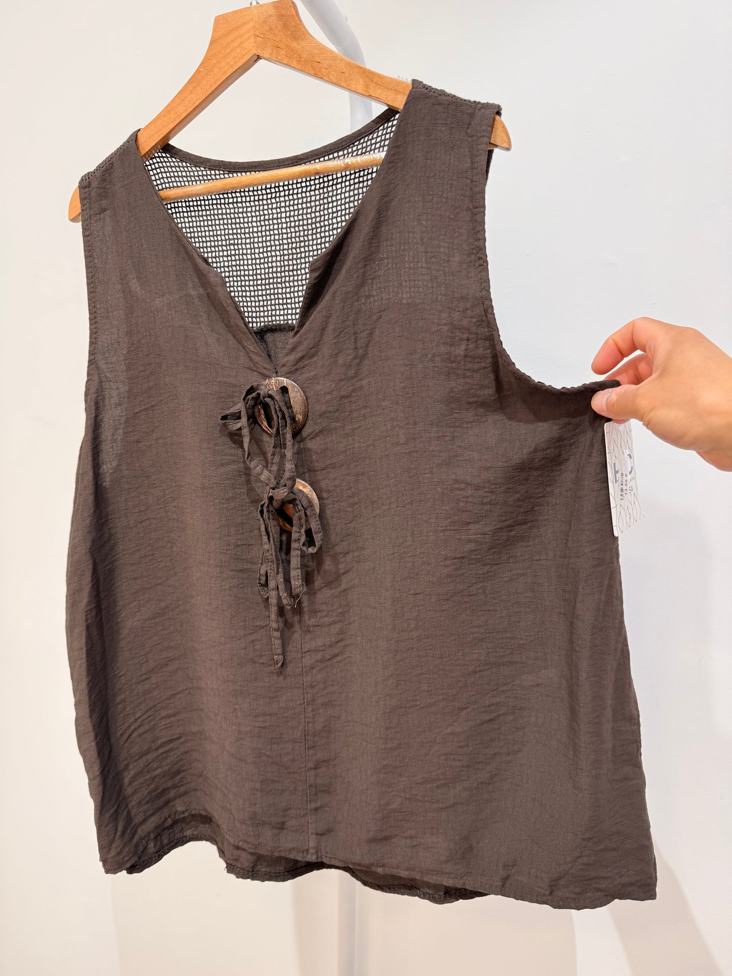 Blusa con Botones de Madera y Espalda Calada