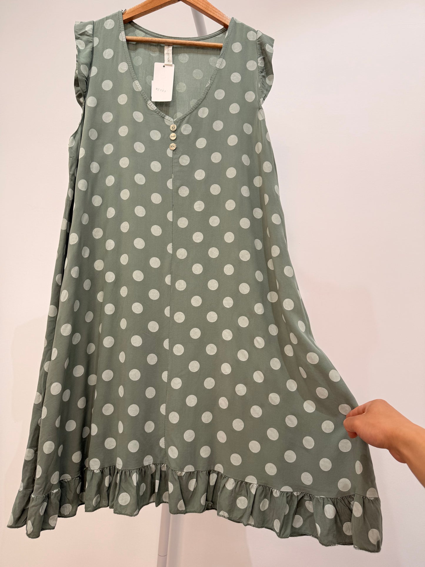 Vestido corto de lunares con volantes