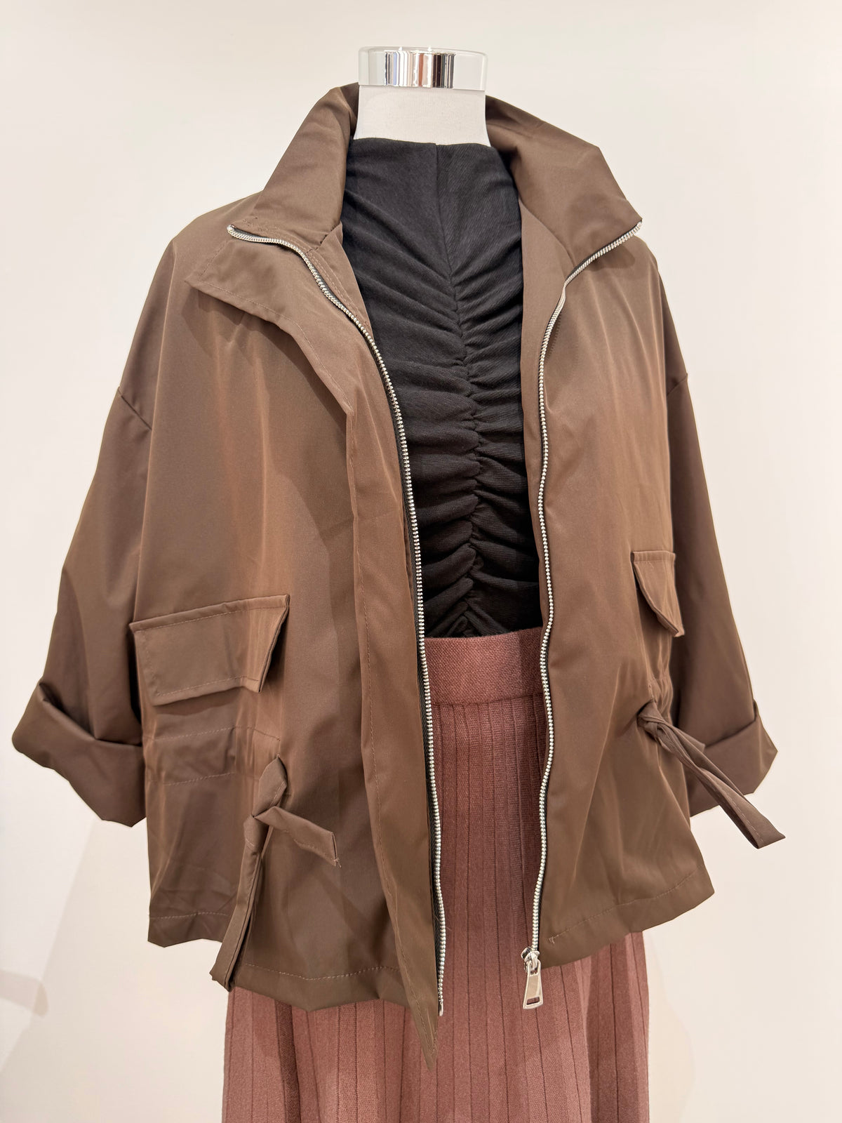 Chaqueta estilo parka ligera con cremallera y cordón regulable 17153