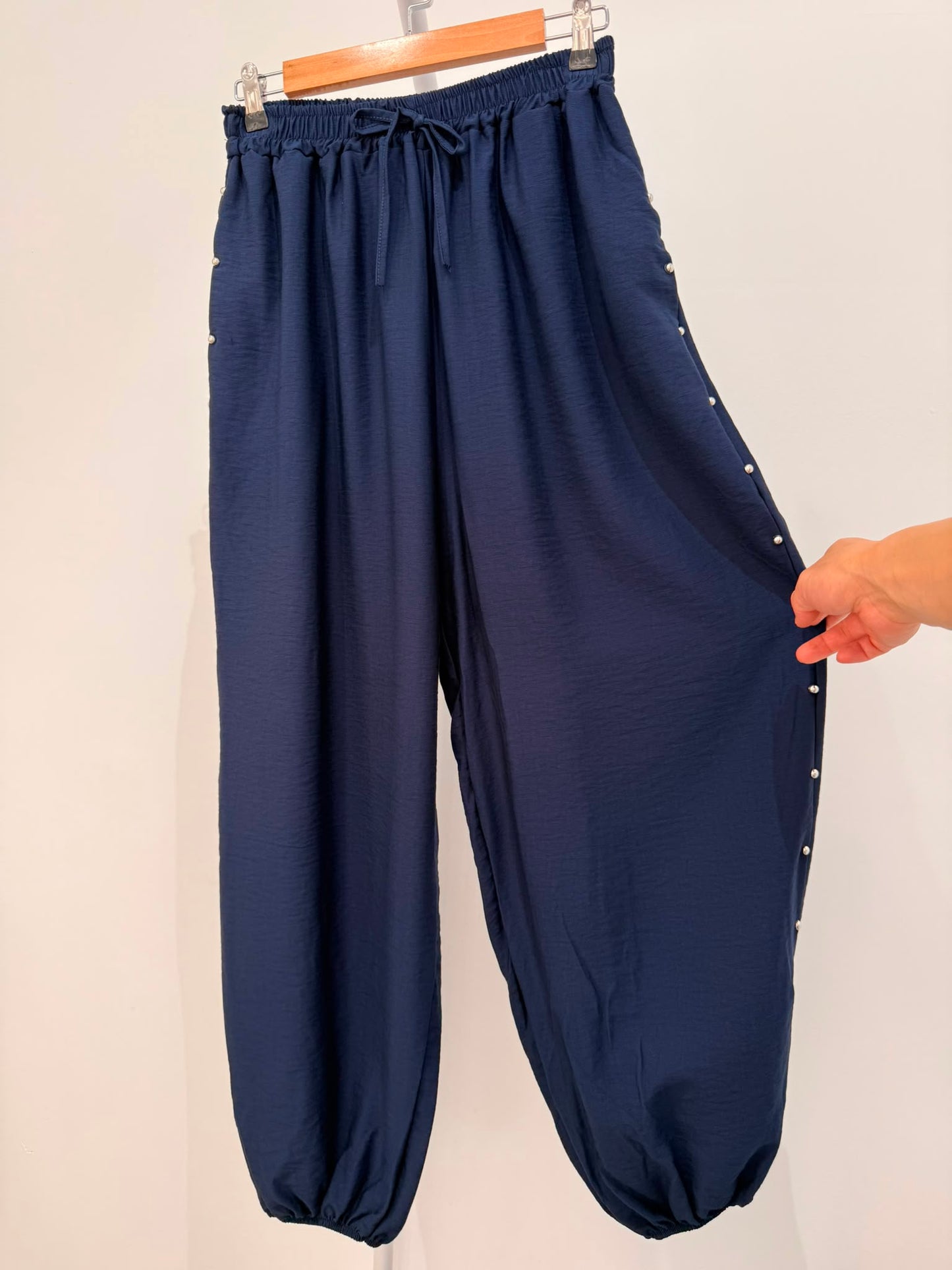 Pantalón bombacho con Tachuelas