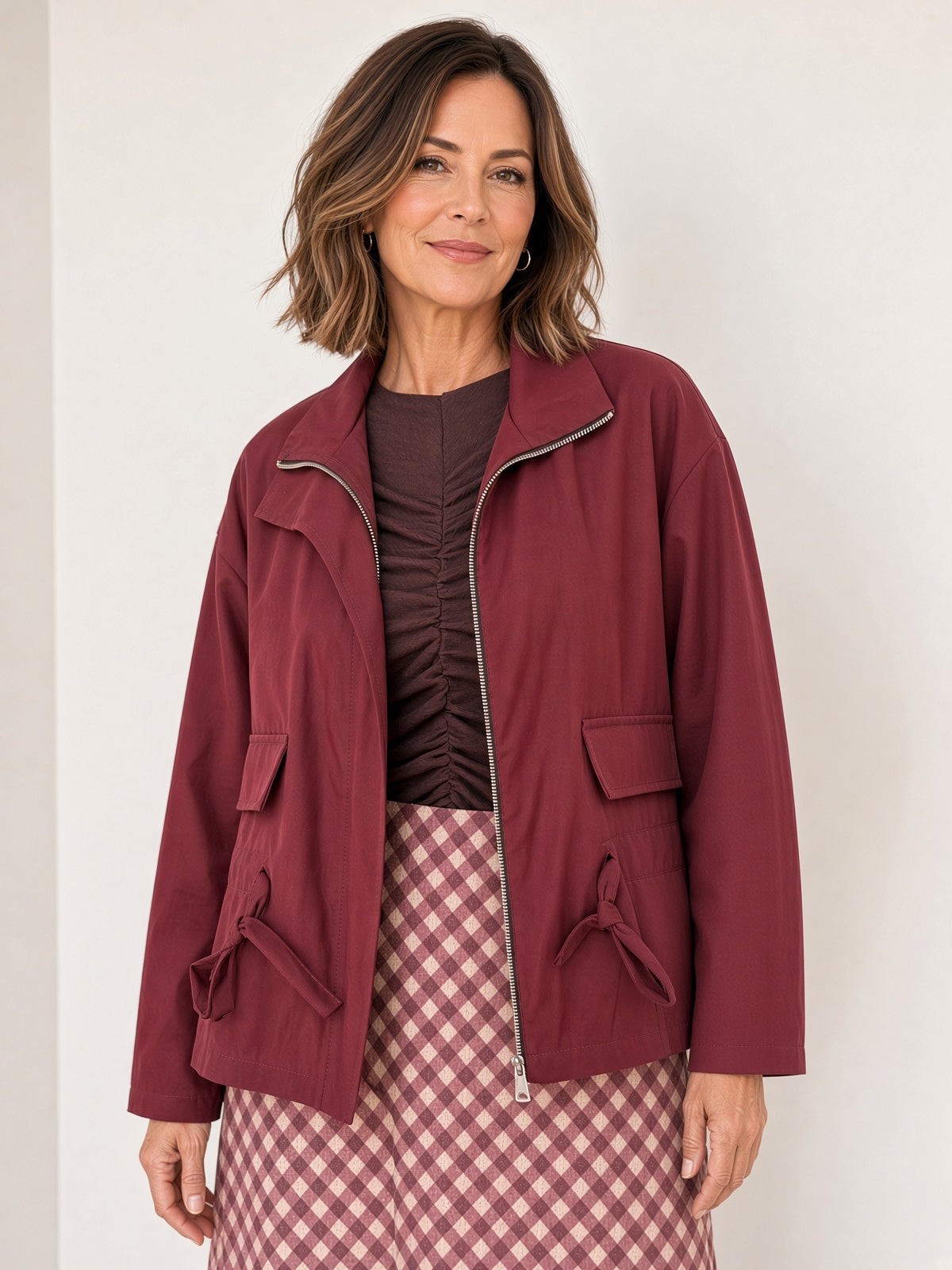 Chaqueta estilo parka ligera con cremallera y cordón regulable 17153