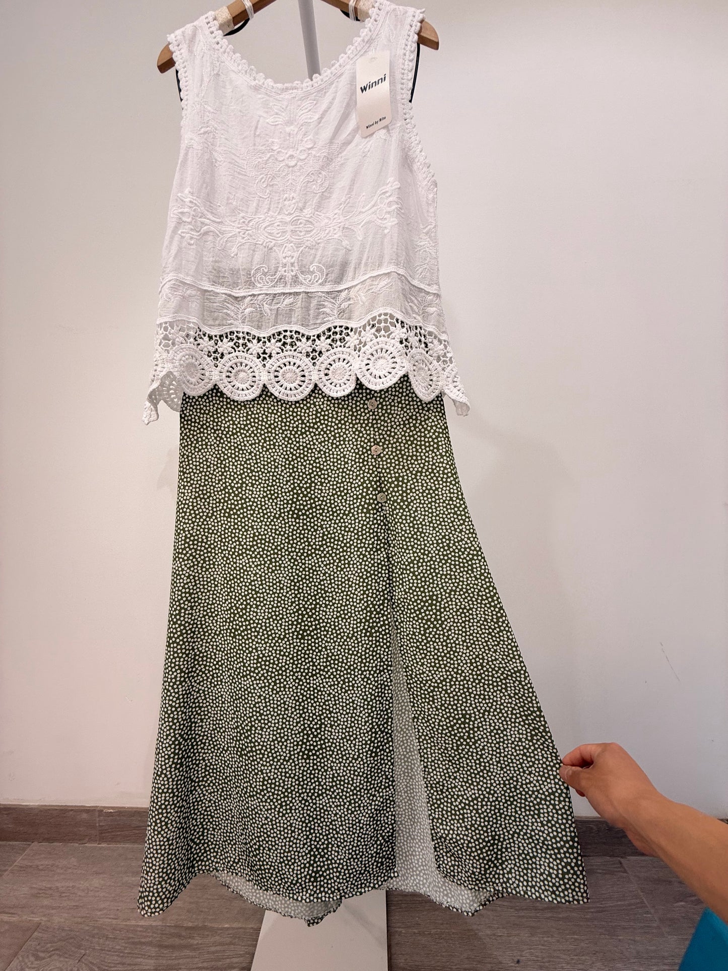 Falda midi lunares con abertura