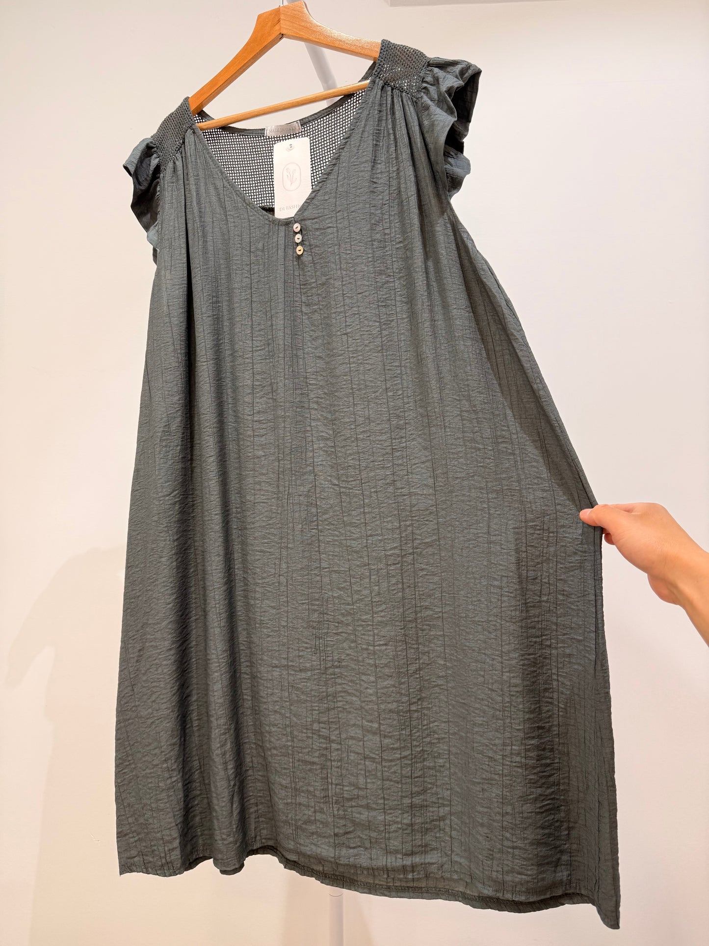 Vestido Midi con Escote en V y Detalle Calado en Espalda