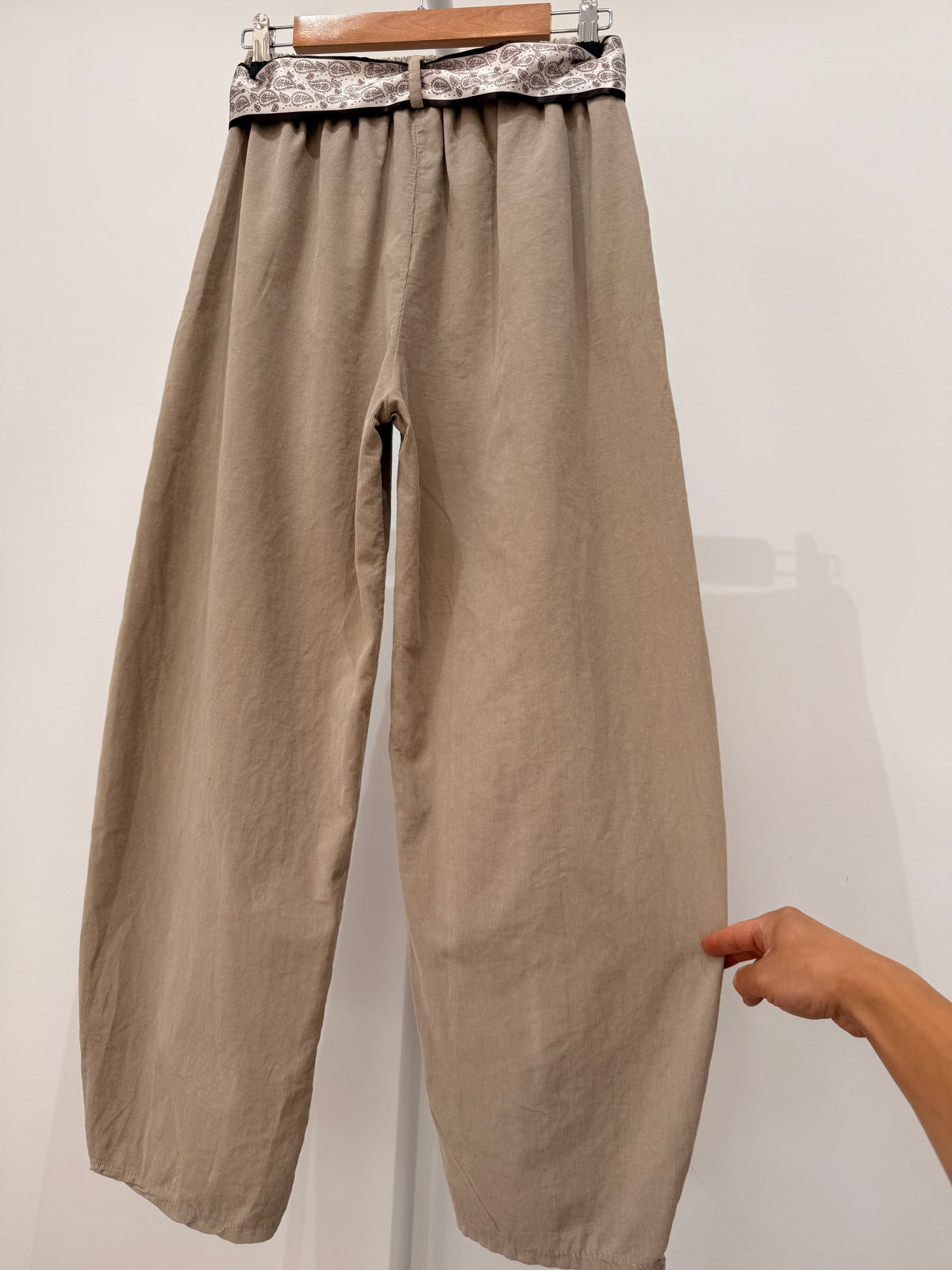 Pantalón bombacho de pana 06