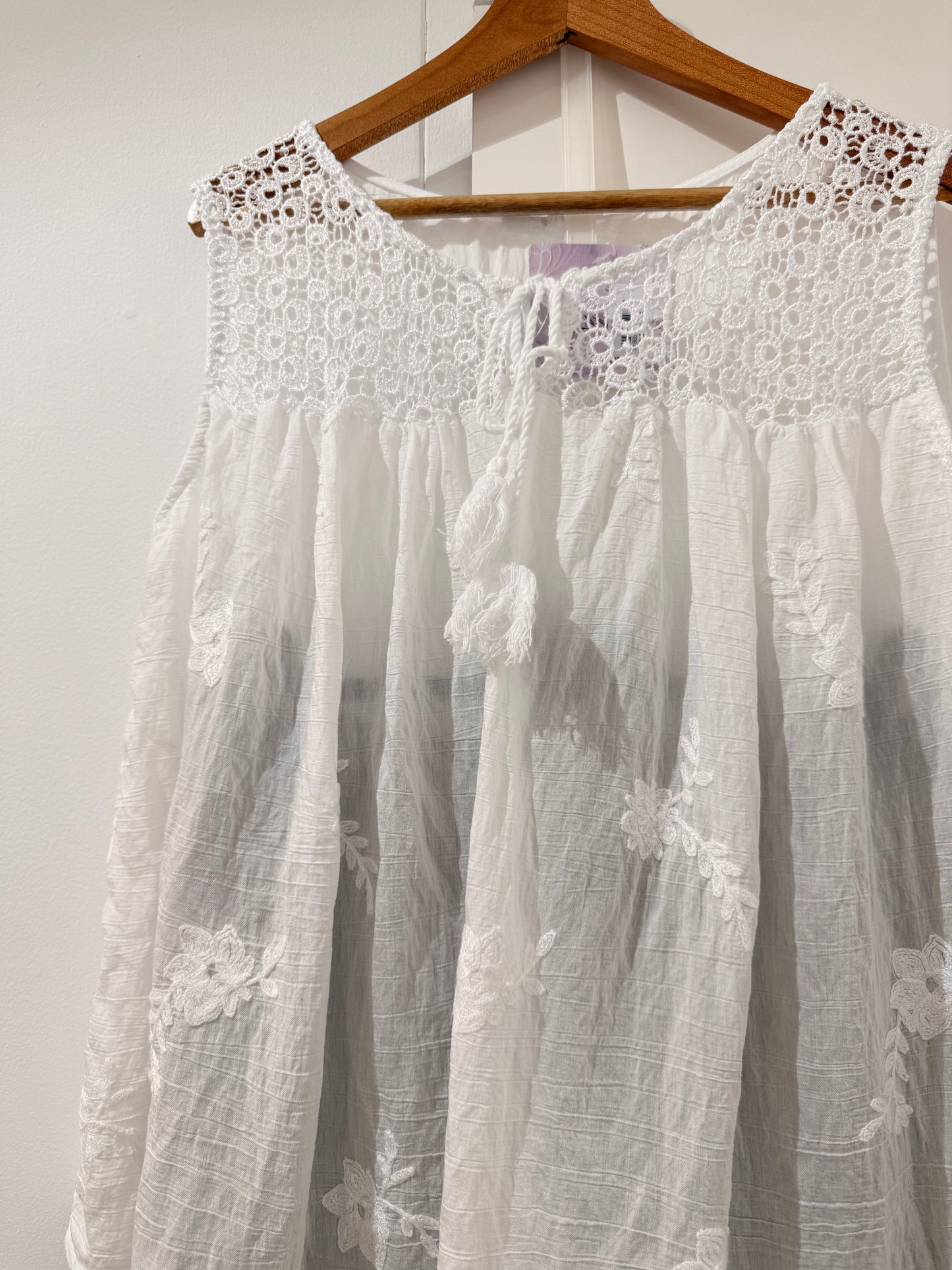 Blusa boho detalles de encaje y bordados floreados 18665