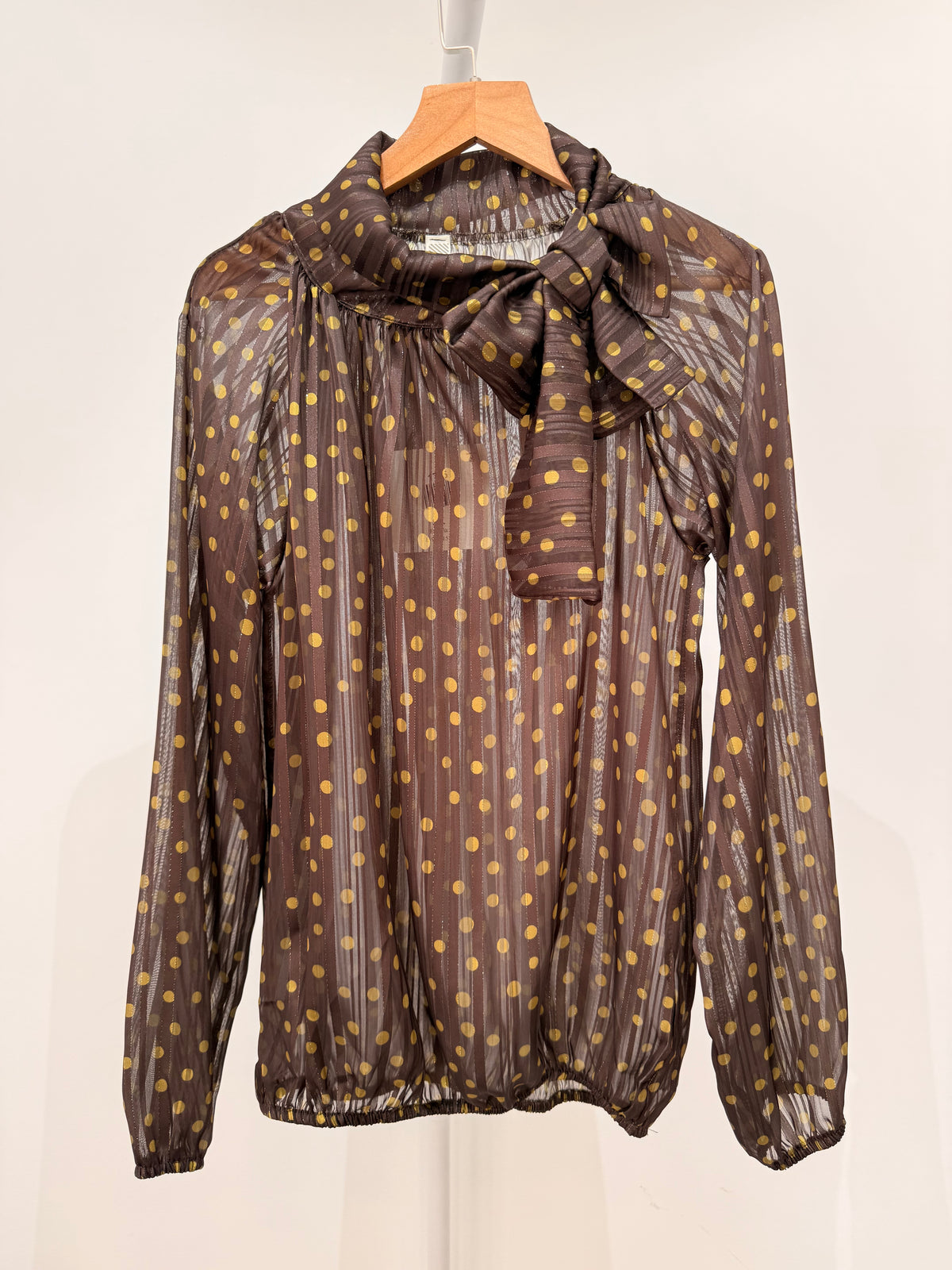 Blusa de gasa con lazada al cuello y estampado de lunares 1785