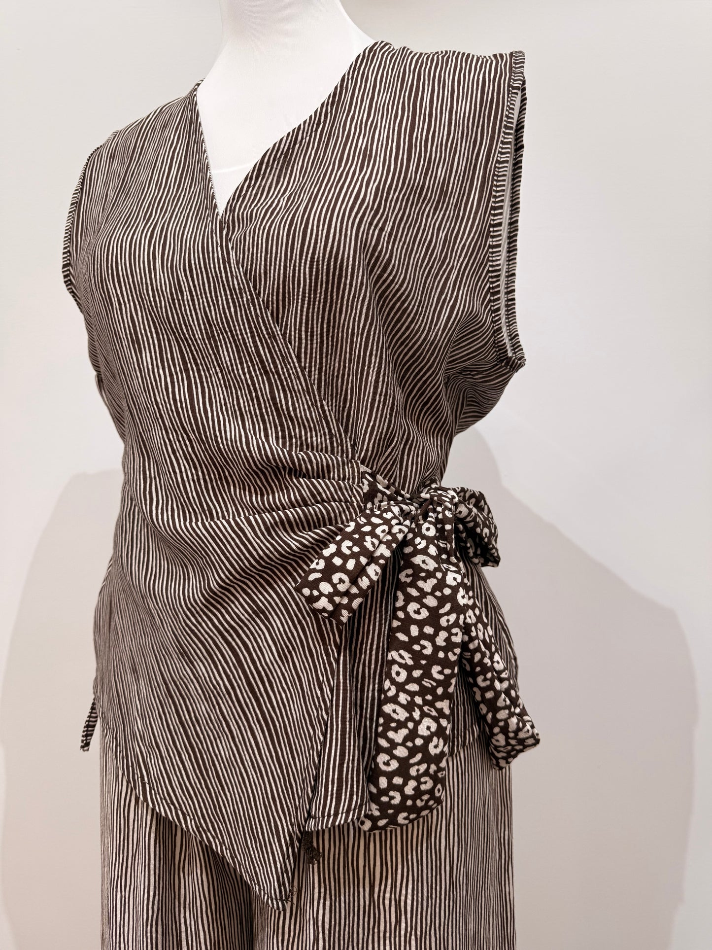 Conjunto de 2 piezas: Chaleco cruzado ajustable y Pantalón palazzo texturizado de rayas 125054