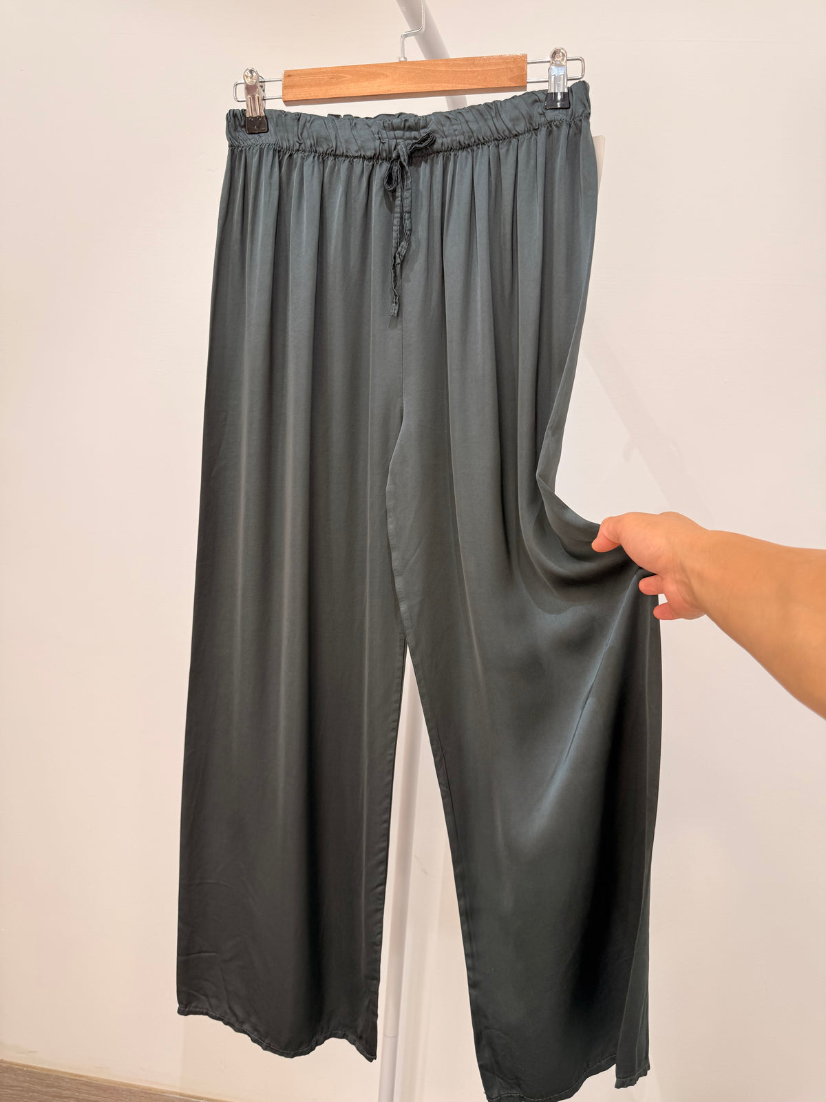 Pantalón satinado pernera ancha con cintura elástica 13856