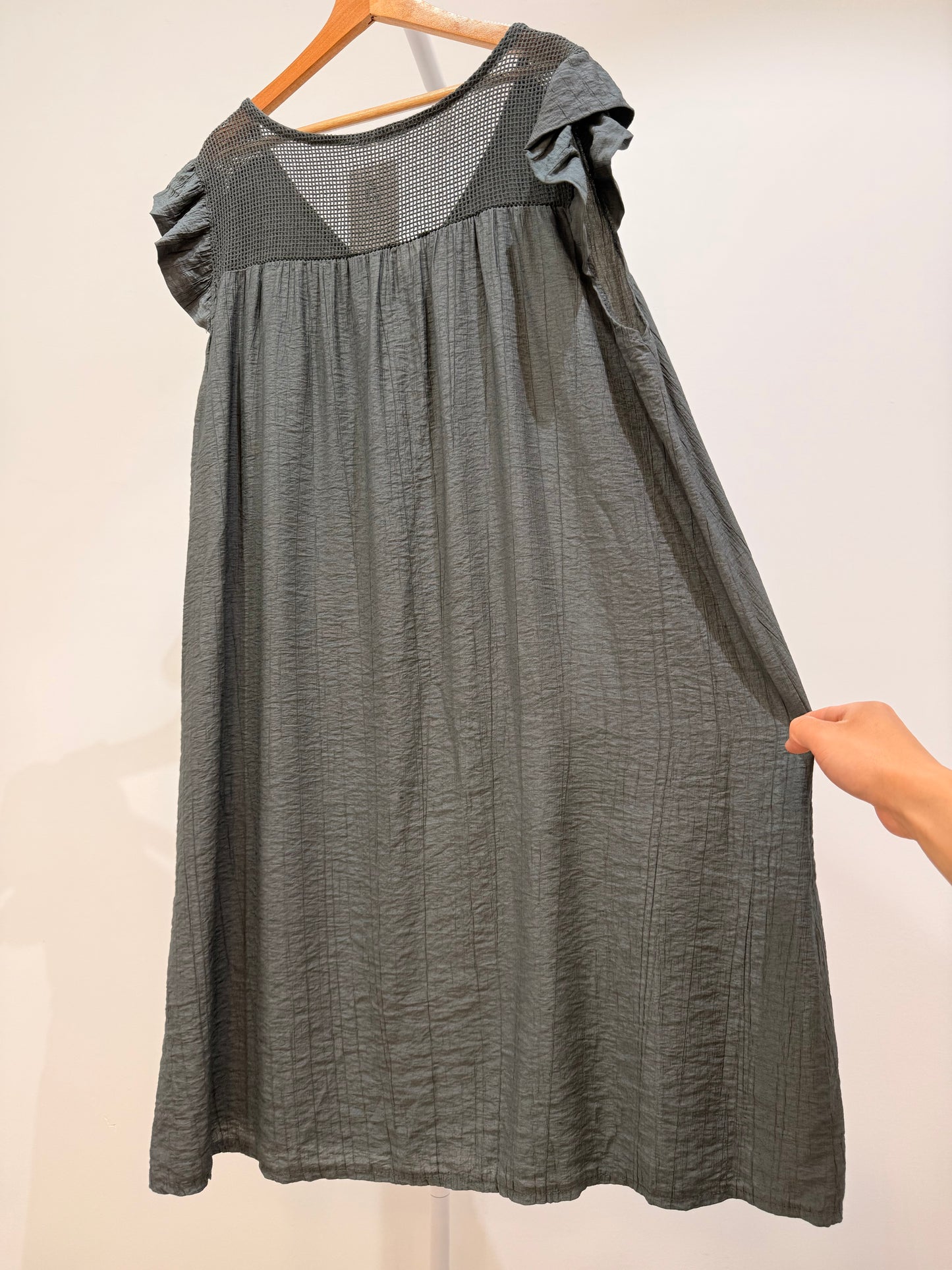 Vestido Midi con Escote en V y Detalle Calado en Espalda