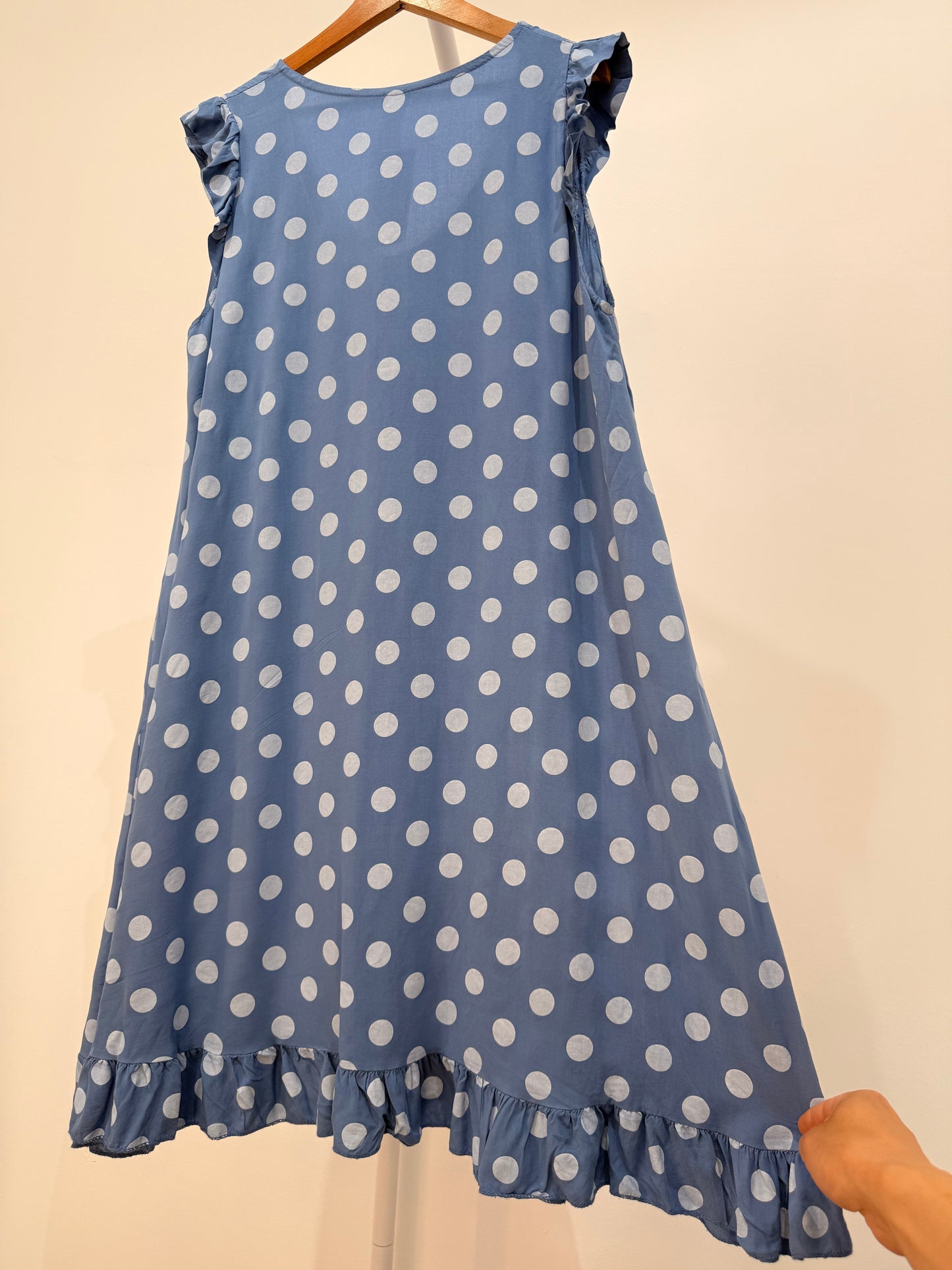 Vestido corto de lunares con volantes