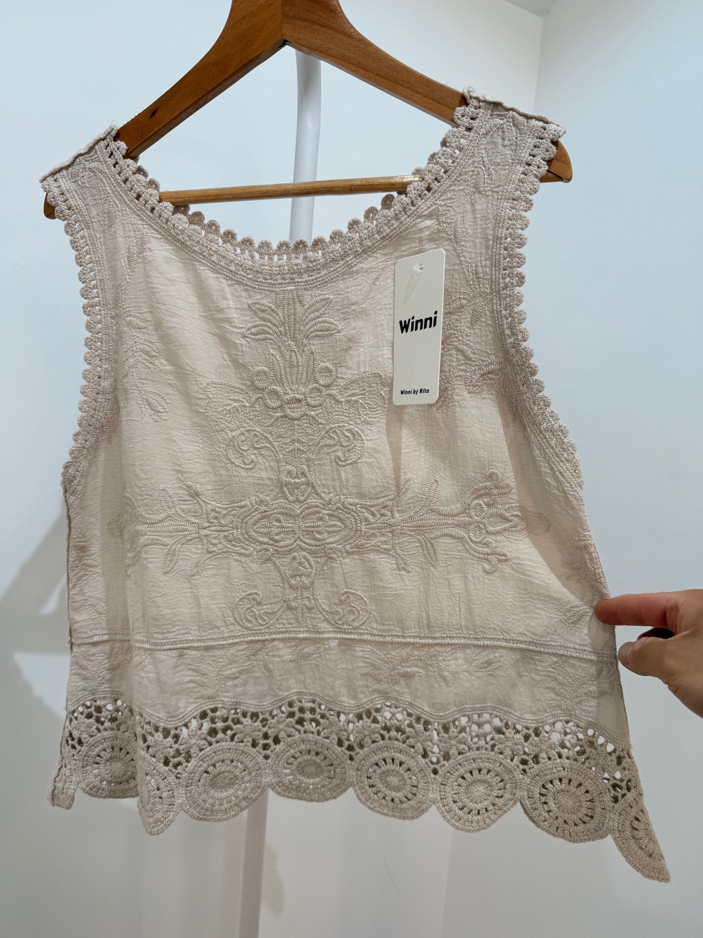 Blusa bordado sin mangas con detalles de encaje y crochet