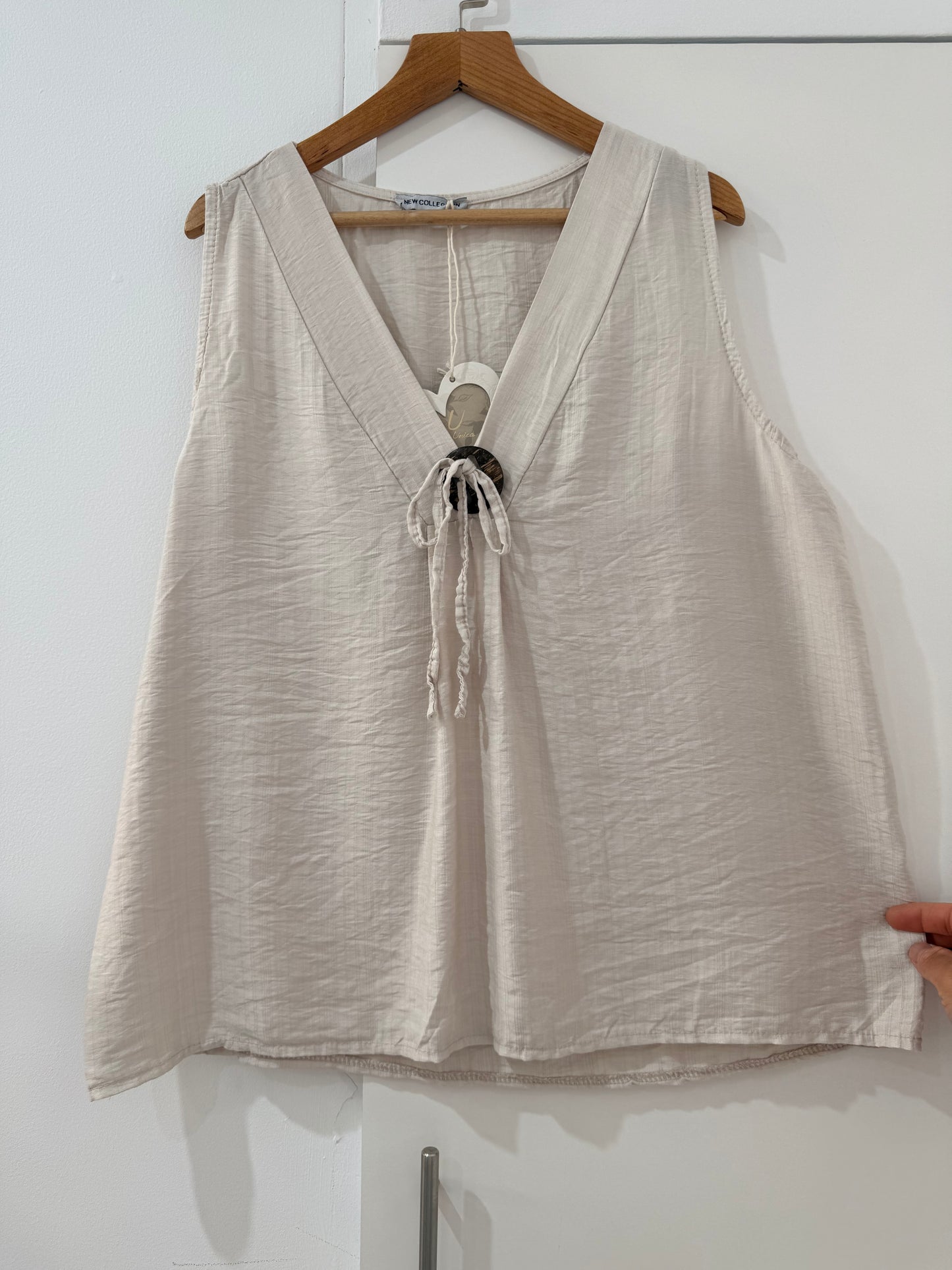 Blusa de Tirantes Anchos con Escote en V 26365