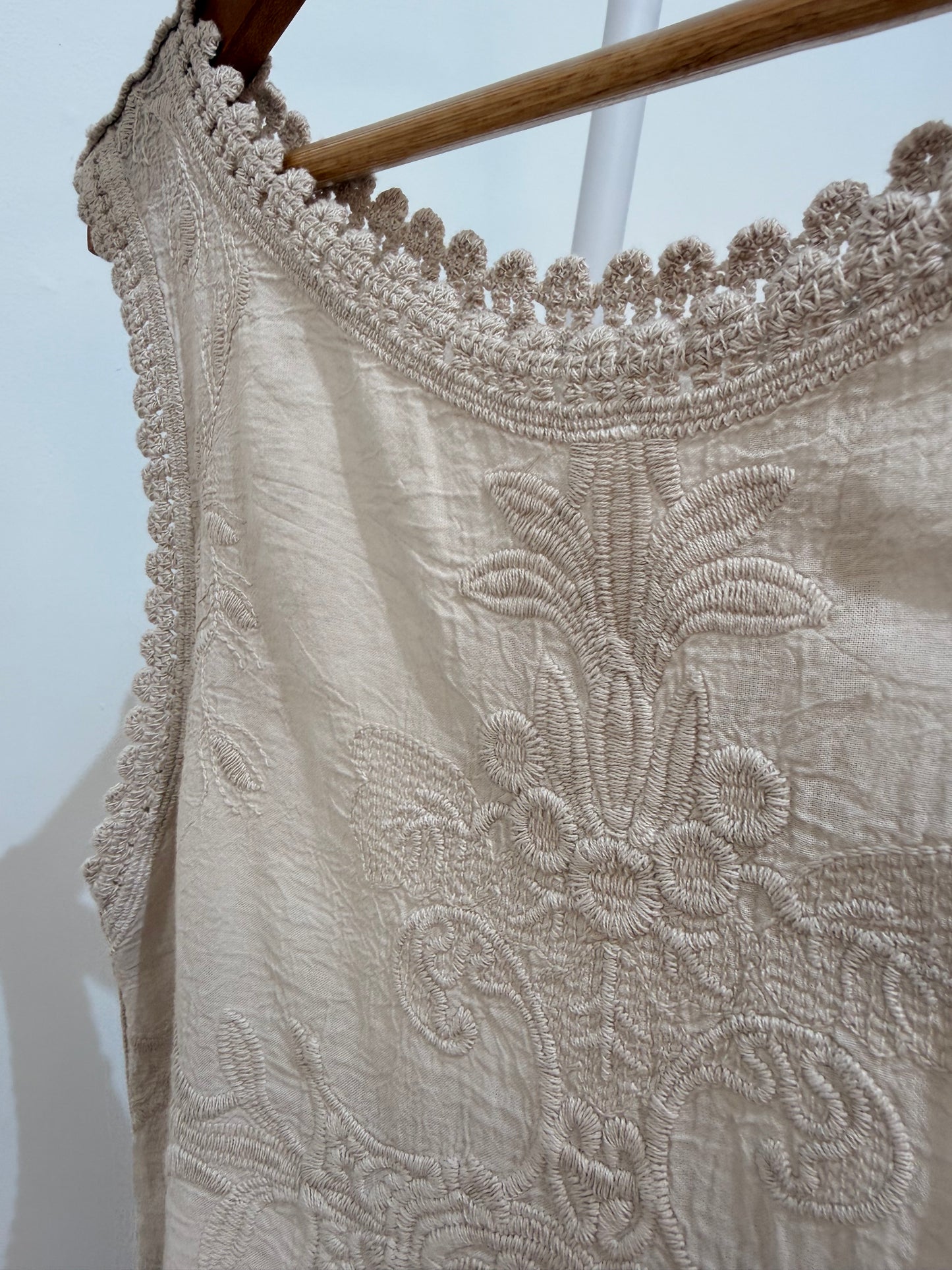 Blusa bordado sin mangas con detalles de encaje y crochet
