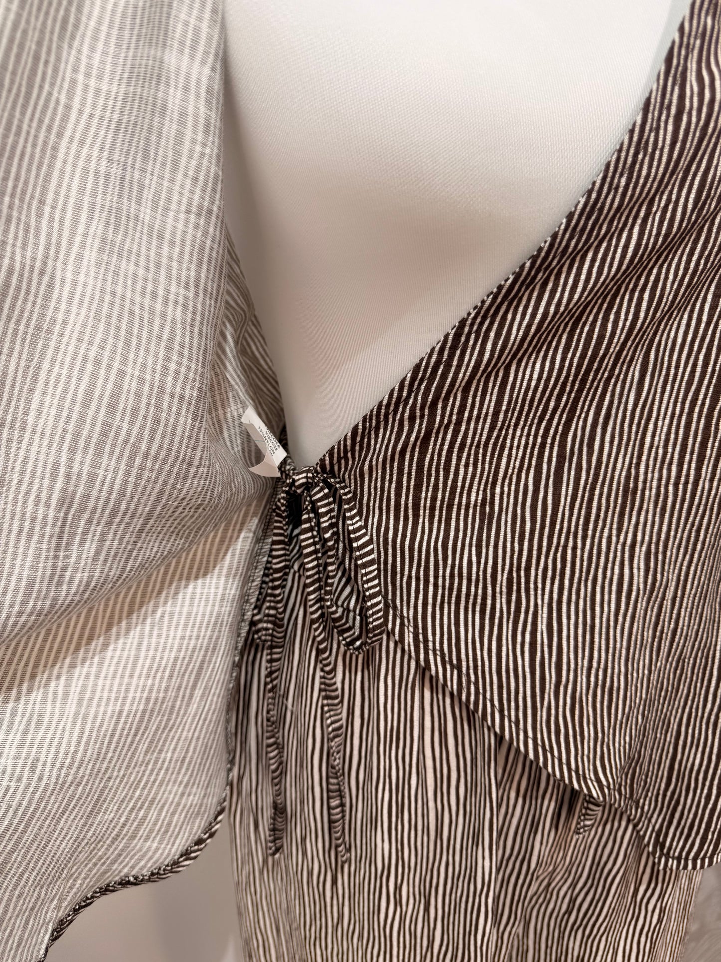 Conjunto de 2 piezas: Chaleco cruzado ajustable y Pantalón palazzo texturizado de rayas 125054
