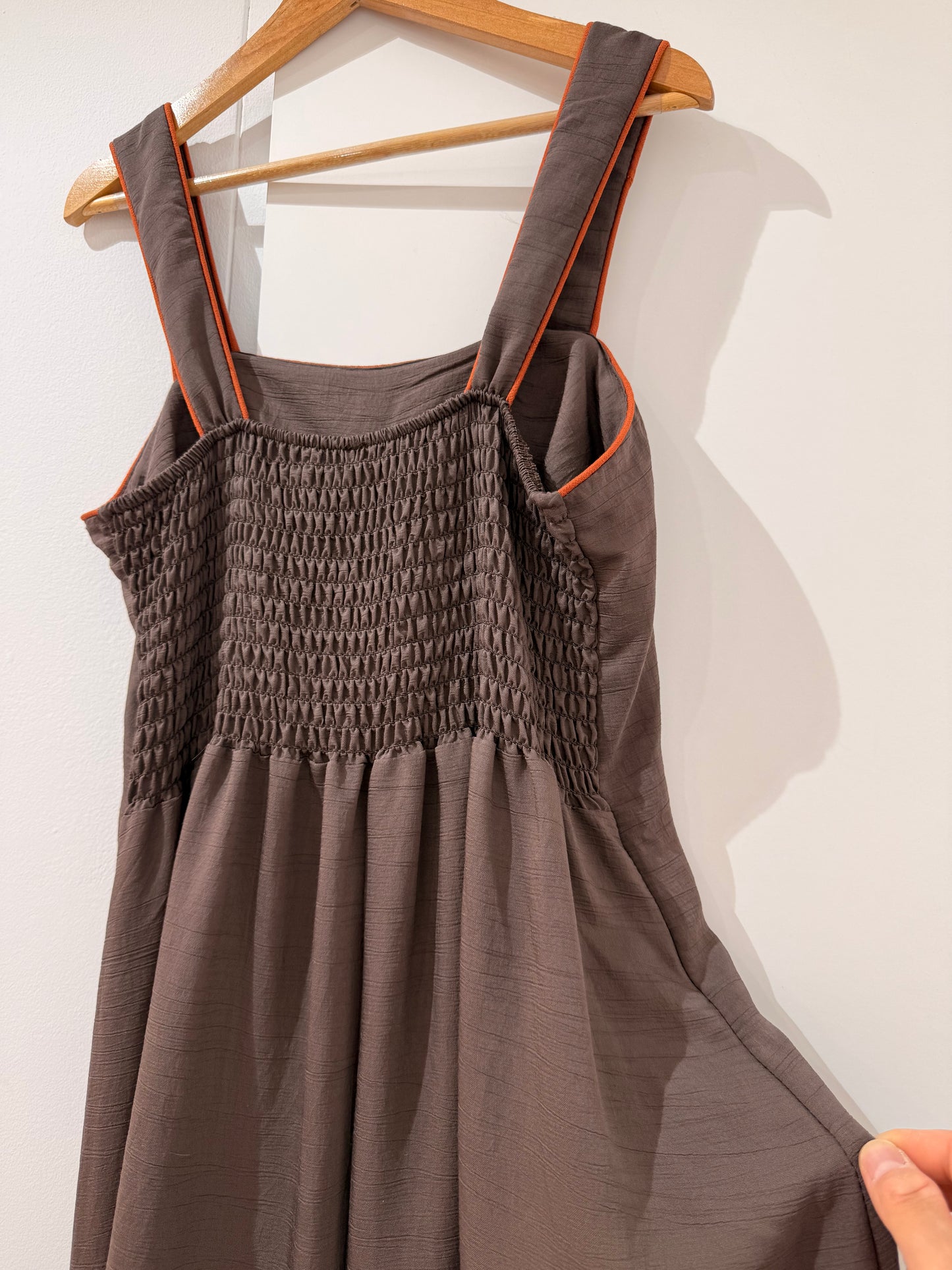 Vestido largo de tirantes con espalda elástica 50821