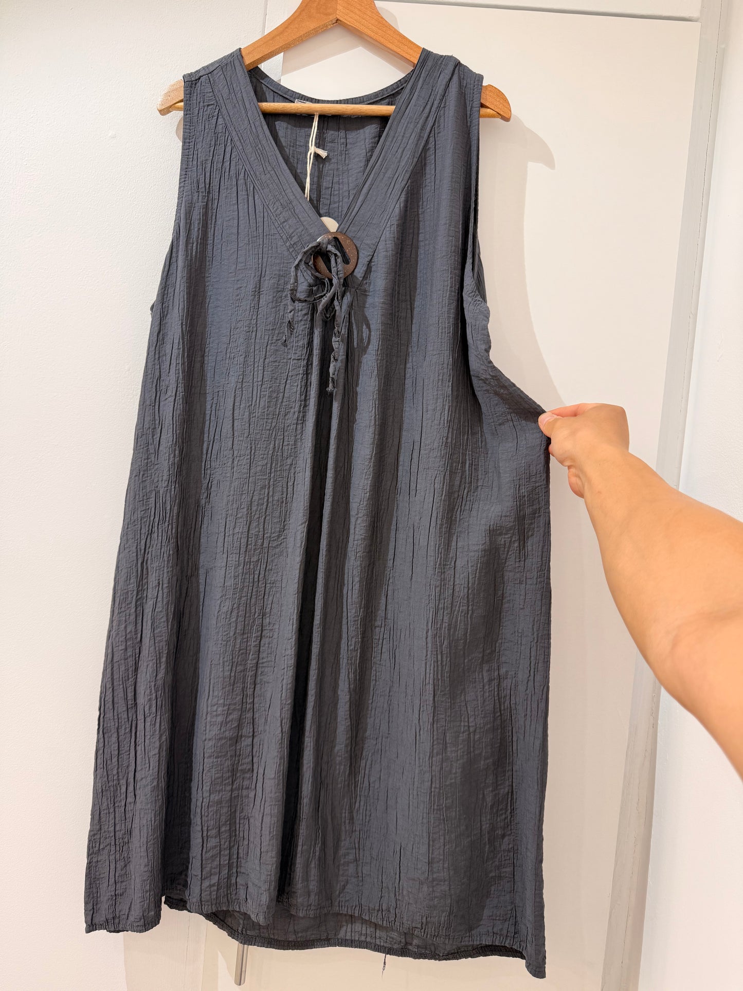 Vestido corto sin mangas con cuello en V 26366