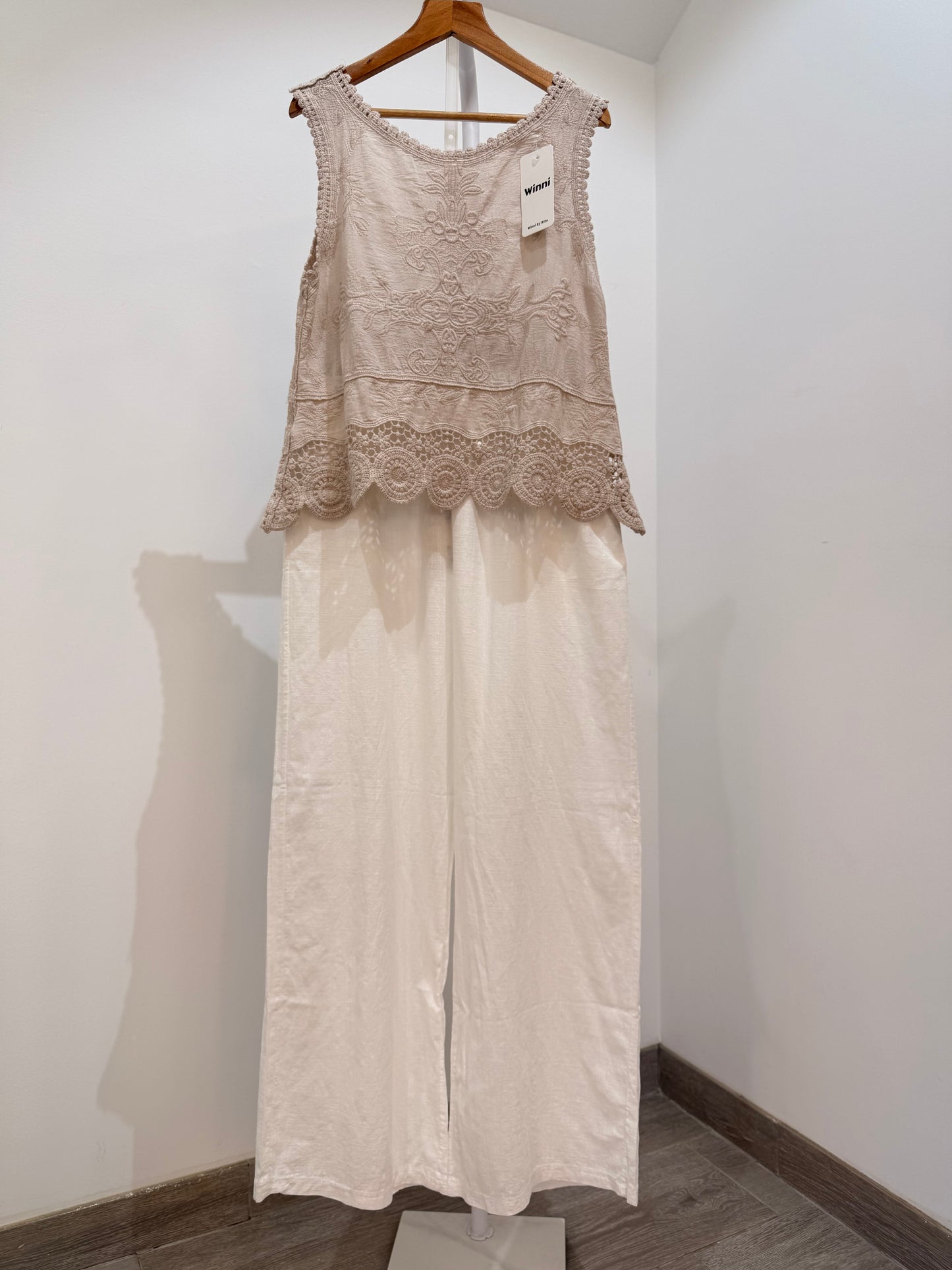 Blusa bordado sin mangas con detalles de encaje y crochet