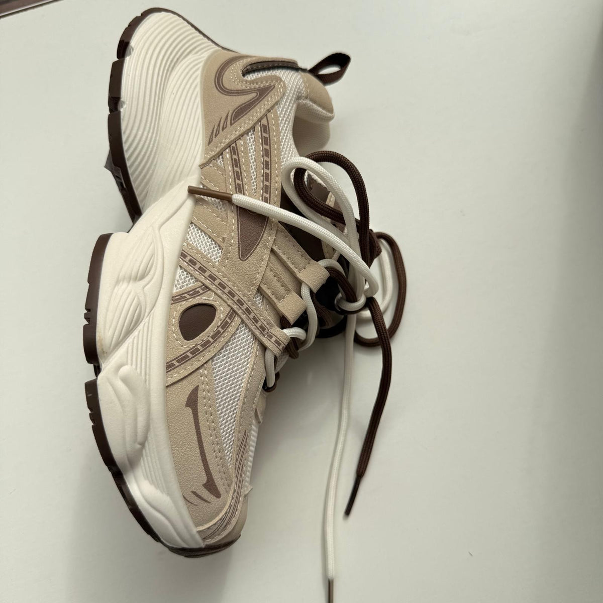 Zapatilla deportiva estilo "Chunky" en tonos beige y marrón 003