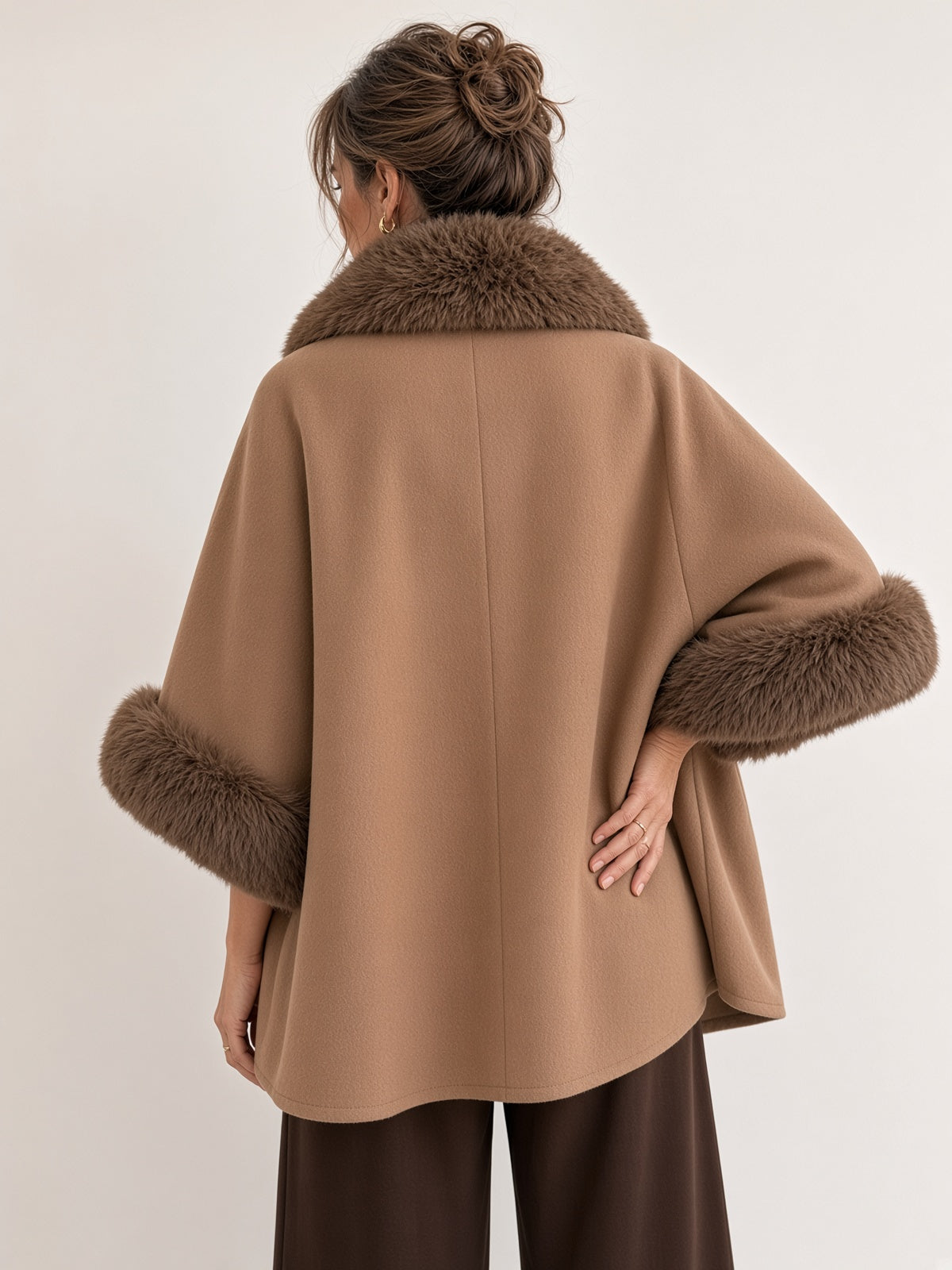 Poncho con cuello y puños de pelo sintético 6072
