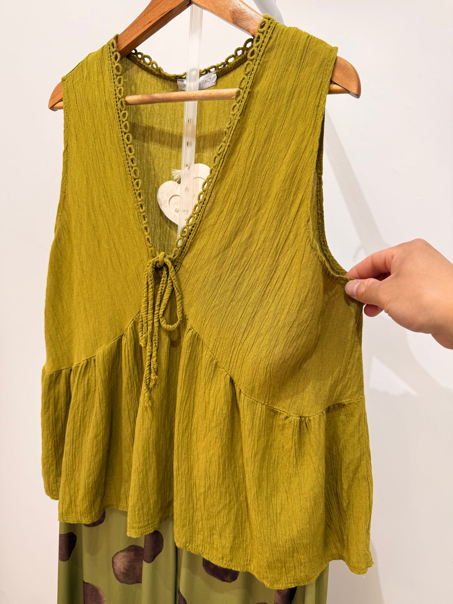 Blusa fluido de tirantes con escote en V 11932