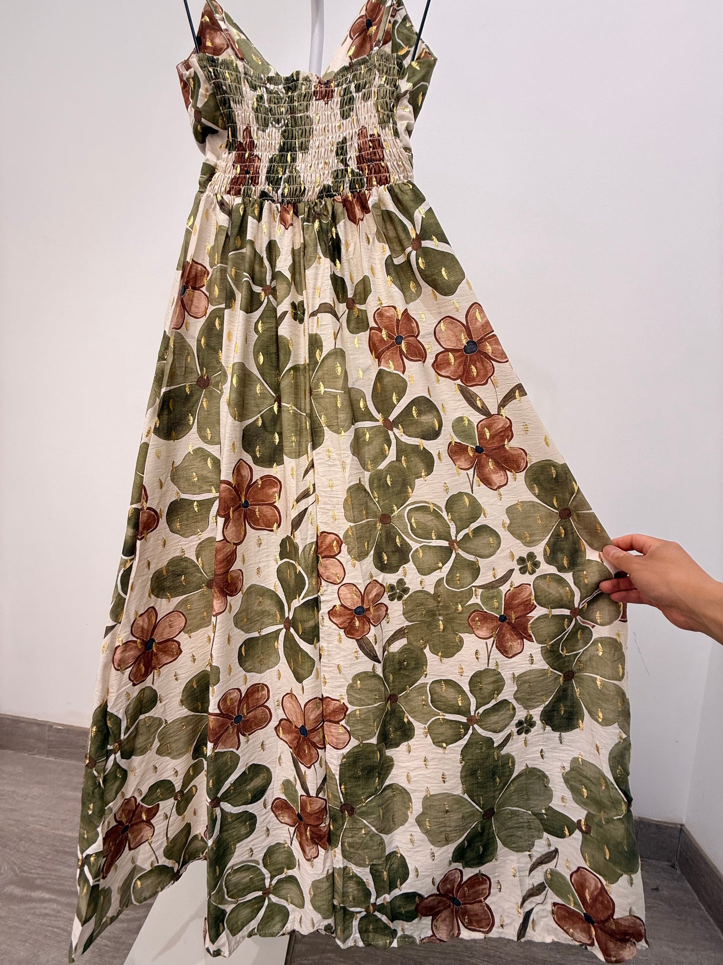 Vestido Maxi Floral Verde con Detalles Dorados